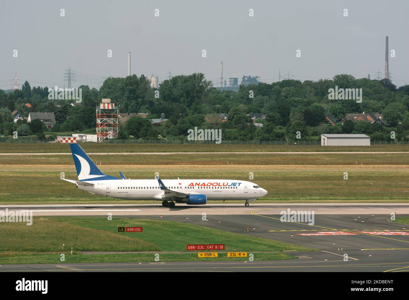 Un aereo AnadoluJet è visto arrivare all'aeroporto di Duesseldorf il 3 giugno 2022 prima del fine settimana di Pentecoste vacanza. (Foto di Ying Tang/NurPhoto) Foto Stock