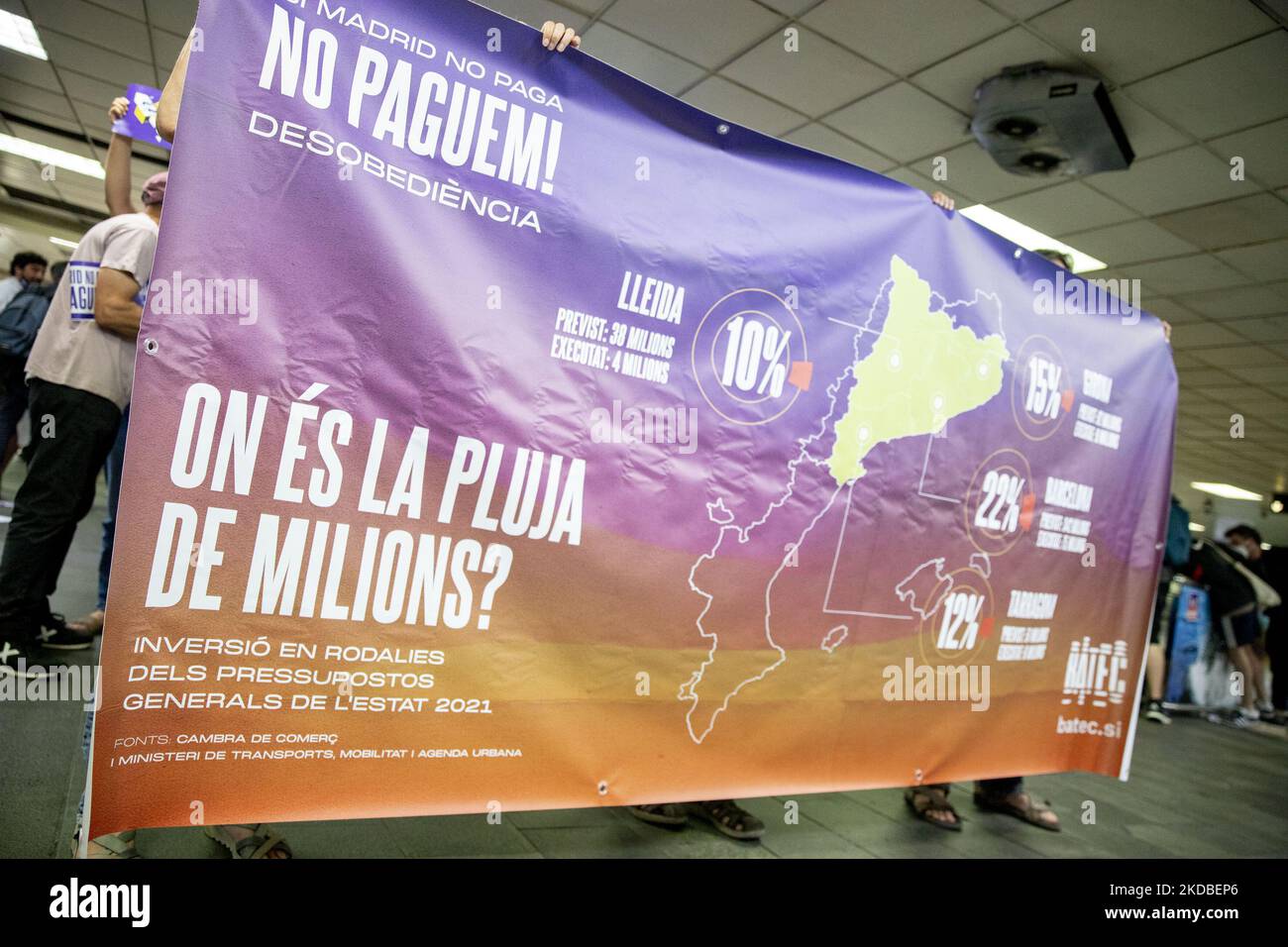 I membri del collettivo Batec disabilitano le macchine di convalida dei treni della stazione Plaza Catalunya di Barcellona, invitando gli utenti dei treni a non pagare il biglietto. Il gruppo denuncia la mancanza di investimenti da parte dello Stato spagnolo in Catalogna con una grave violazione dei bilanci statali per la Catalogna. Barcellona, Catalogna, Spagna, il 2 giugno 2022 (Foto di Albert Llop/NurPhoto) Foto Stock