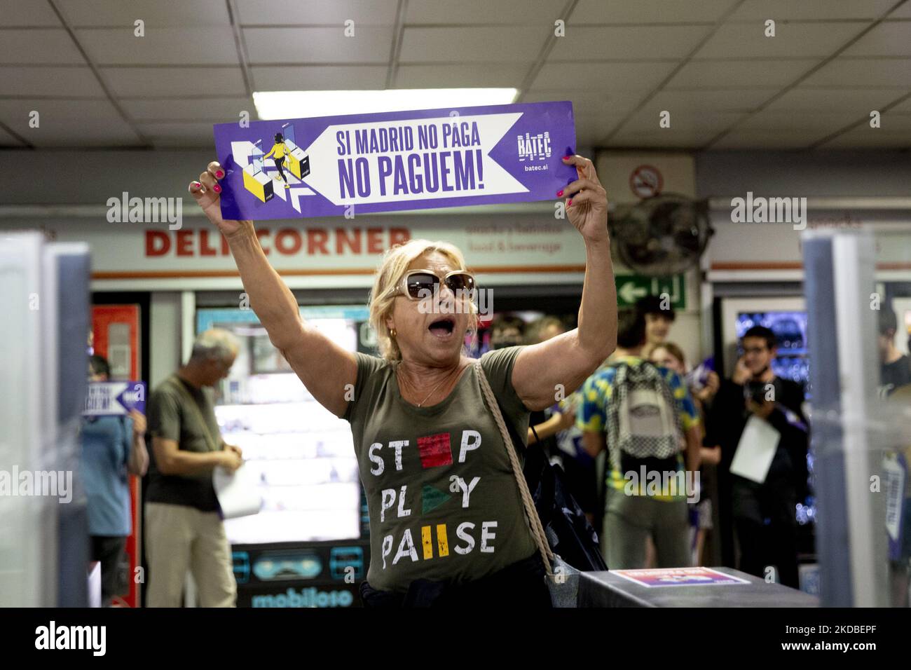 I membri del collettivo Batec disabilitano le macchine di convalida dei treni della stazione Plaza Catalunya di Barcellona, invitando gli utenti dei treni a non pagare il biglietto. Il gruppo denuncia la mancanza di investimenti da parte dello Stato spagnolo in Catalogna con una grave violazione dei bilanci statali per la Catalogna. Barcellona, Catalogna, Spagna, il 2 giugno 2022 (Foto di Albert Llop/NurPhoto) Foto Stock
