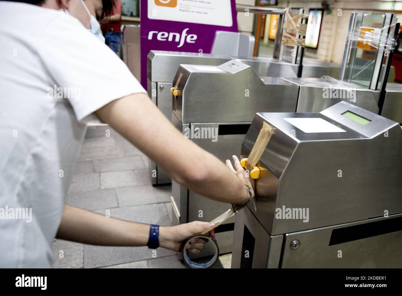 I membri del collettivo Batec disabilitano le macchine di convalida dei treni della stazione Plaza Catalunya di Barcellona, invitando gli utenti dei treni a non pagare il biglietto. Il gruppo denuncia la mancanza di investimenti da parte dello Stato spagnolo in Catalogna con una grave violazione dei bilanci statali per la Catalogna. Barcellona, Catalogna, Spagna, il 2 giugno 2022 (Foto di Albert Llop/NurPhoto) Foto Stock