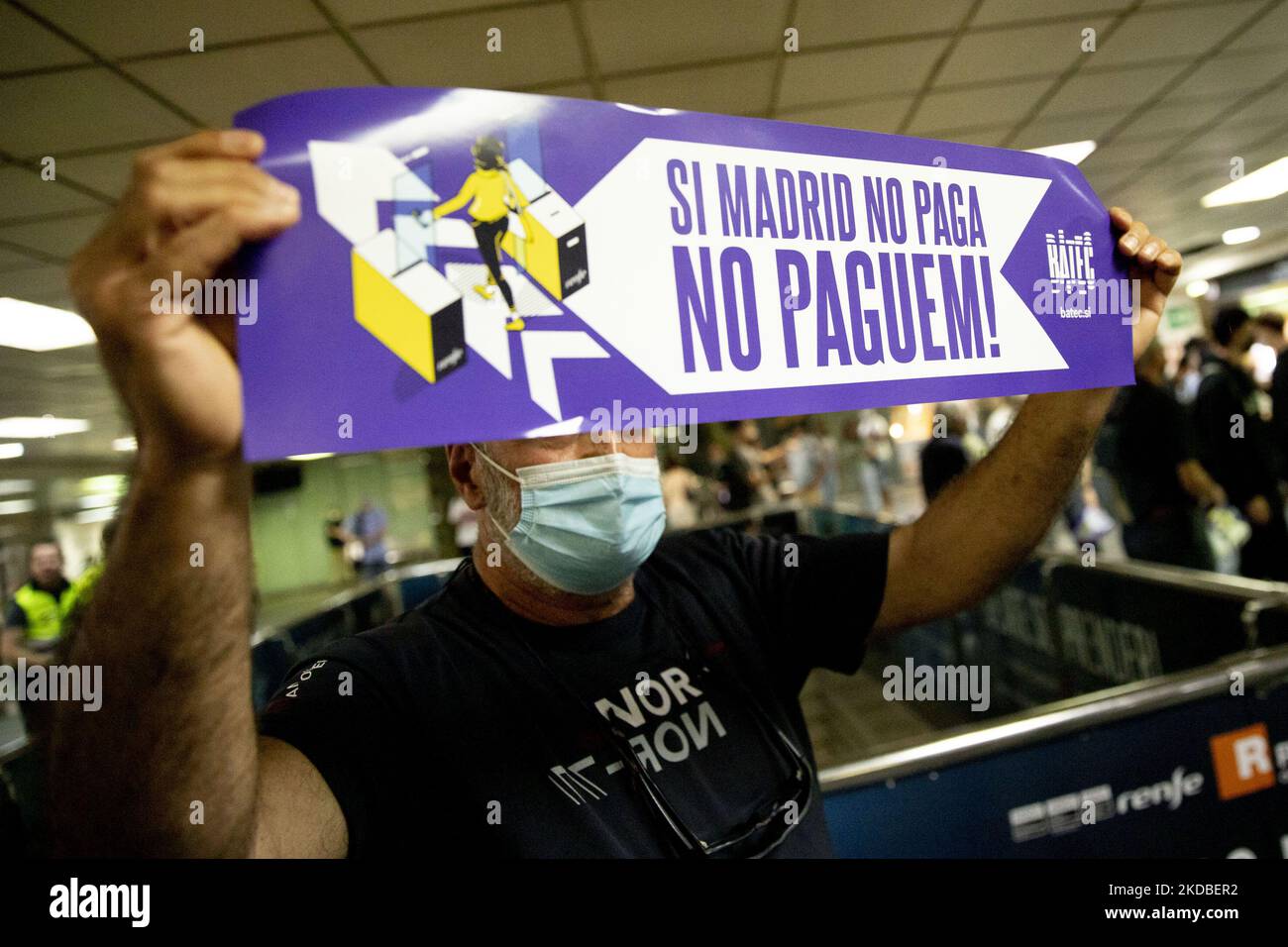 I membri del collettivo Batec disabilitano le macchine di convalida dei treni della stazione Plaza Catalunya di Barcellona, invitando gli utenti dei treni a non pagare il biglietto. Il gruppo denuncia la mancanza di investimenti da parte dello Stato spagnolo in Catalogna con una grave violazione dei bilanci statali per la Catalogna. Barcellona, Catalogna, Spagna, il 2 giugno 2022 (Foto di Albert Llop/NurPhoto) Foto Stock