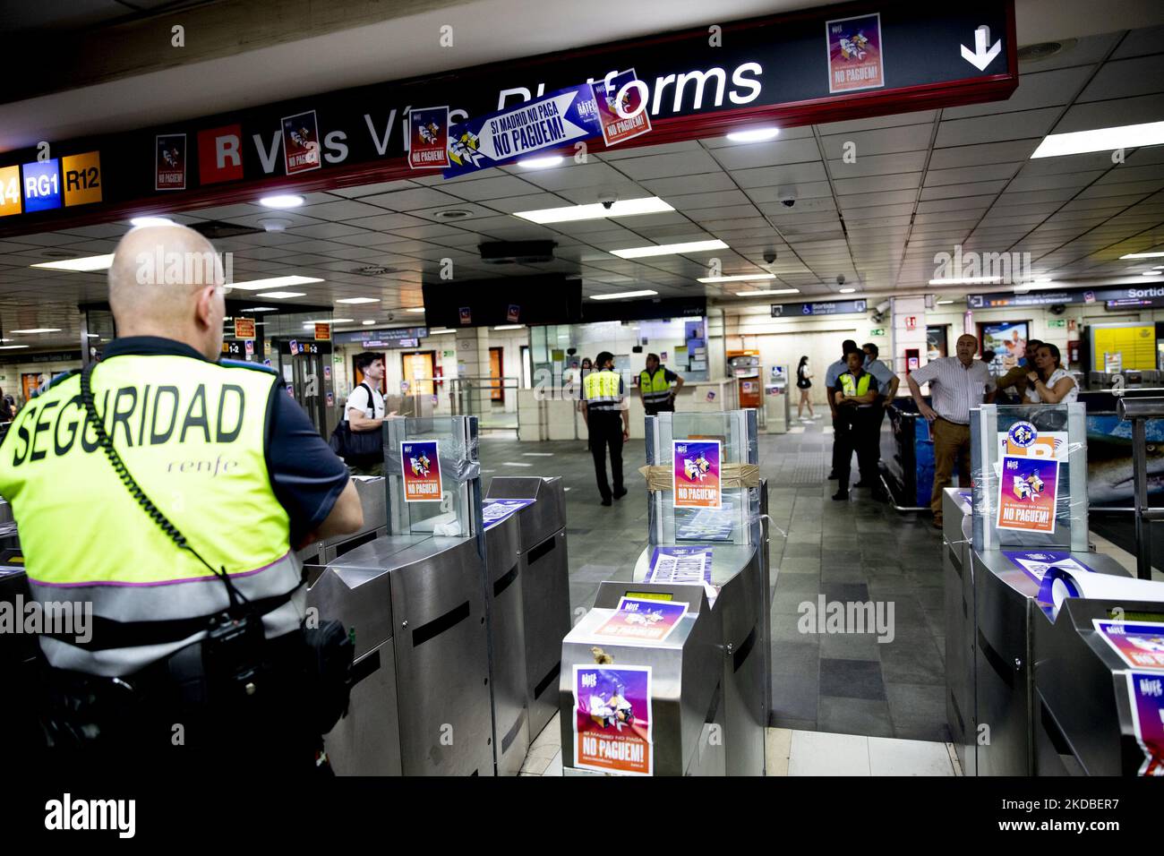 I membri del collettivo Batec disabilitano le macchine di convalida dei treni della stazione Plaza Catalunya di Barcellona, invitando gli utenti dei treni a non pagare il biglietto. Il gruppo denuncia la mancanza di investimenti da parte dello Stato spagnolo in Catalogna con una grave violazione dei bilanci statali per la Catalogna. Barcellona, Catalogna, Spagna, il 2 giugno 2022 (Foto di Albert Llop/NurPhoto) Foto Stock