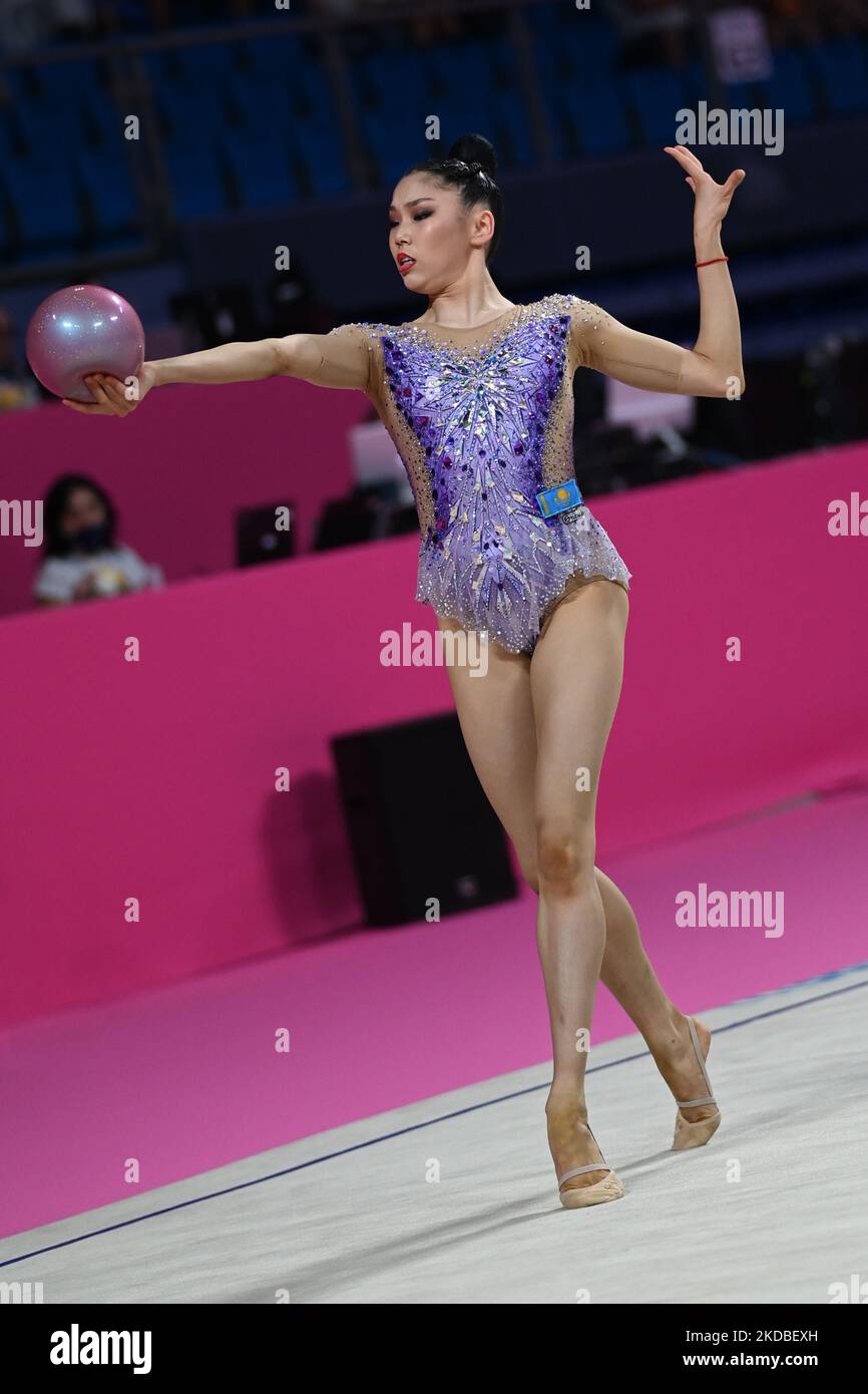 Taniyeva Elzhana (Kaz) durante la Ginnastica Rhythmic Gymnastics FIG World Cup 2022 il 03 giugno 2022 all'Arena Vitrifrigo di Pesaro (Photo by Gianluca Ricci/LiveMedia/NurPhoto) Foto Stock