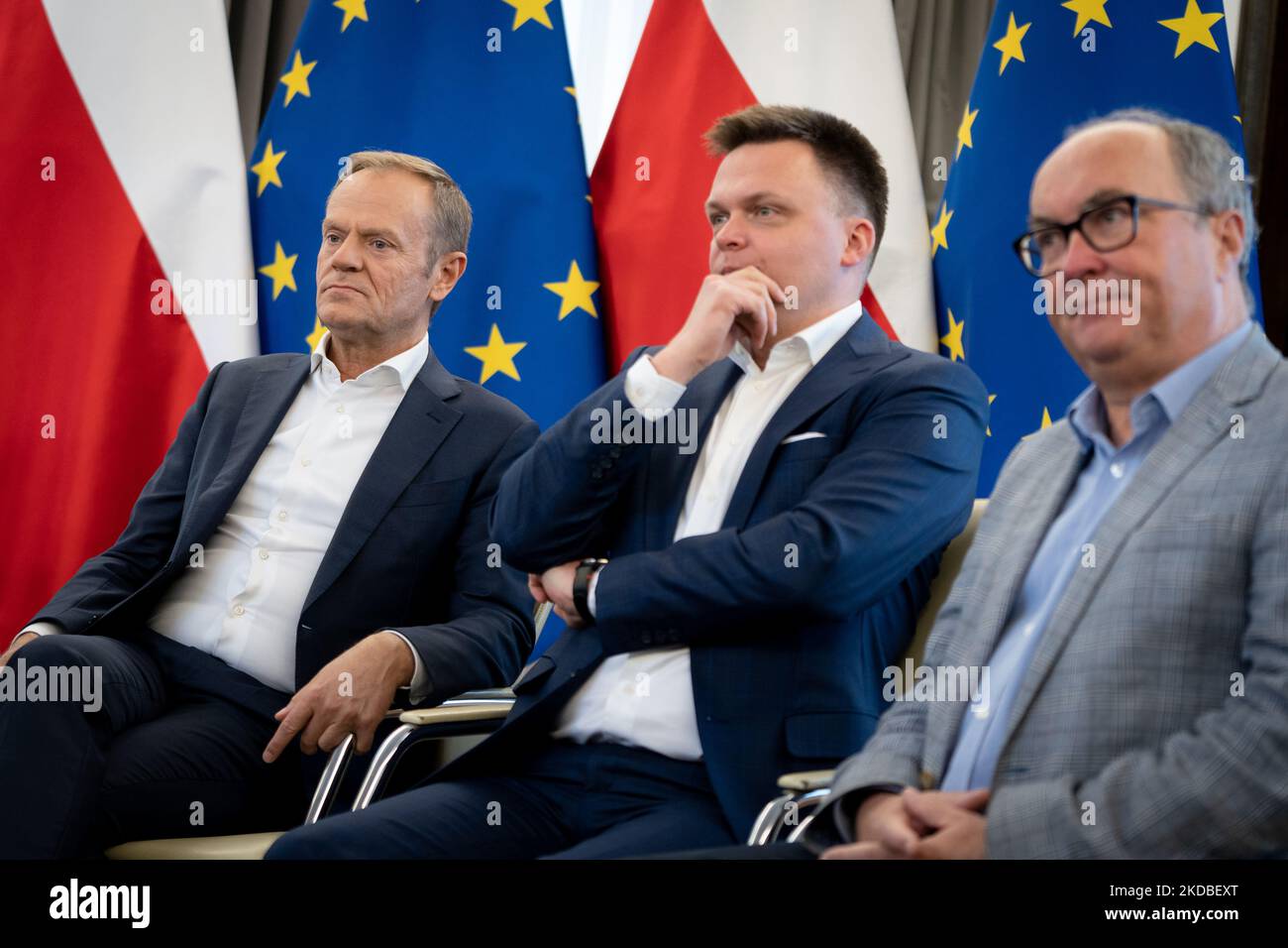 Donald Tusk, Szymon Holownia, Wlodzimierz Czarzasty durante un incontro in cui i partiti polacchi dell'opposizione hanno firmato l'accordo sul controllo civico delle elezioni, al Senato (camera superiore del parlamento) a Varsavia, Polonia il 3 giugno 2022 (Foto di Mateusz Wlodarczyk/NurPhoto) Foto Stock