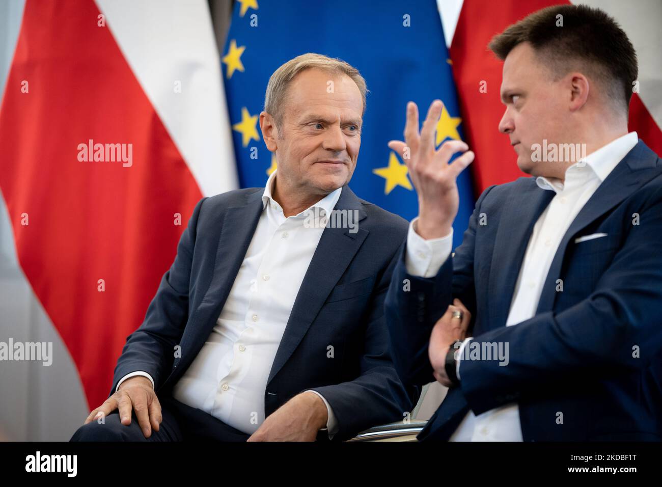 Donald Tusk, Szymon Holownia durante un incontro in cui i partiti polacchi dell'opposizione hanno firmato l'accordo sul controllo civico delle elezioni, al Senato (Camera superiore del parlamento) a Varsavia, Polonia il 3 giugno 2022 (Foto di Mateusz Wlodarczyk/NurPhoto) Foto Stock