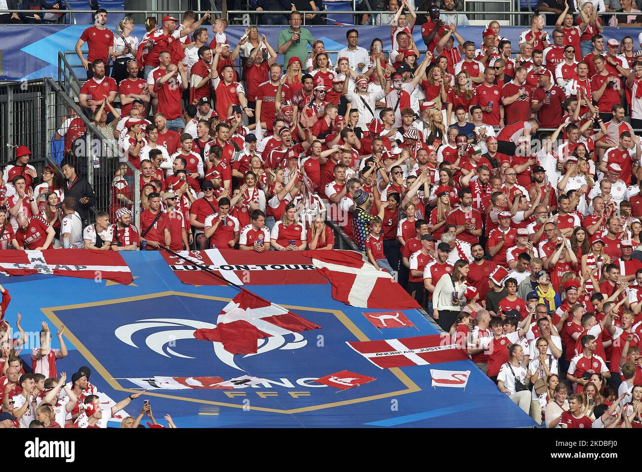 Tifosi della Danimarca durante la UEFA Nations League Una partita di Gruppo 1 tra Francia e Danimarca allo Stade de France il 3 giugno 2022 a Parigi, Francia. (Foto di Jose Breton/Pics Action/NurPhoto) Foto Stock