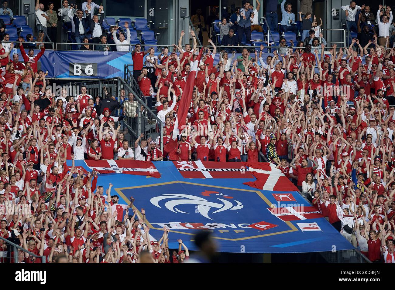 Tifosi della Danimarca durante la UEFA Nations League Una partita di Gruppo 1 tra Francia e Danimarca allo Stade de France il 3 giugno 2022 a Parigi, Francia. (Foto di Jose Breton/Pics Action/NurPhoto) Foto Stock