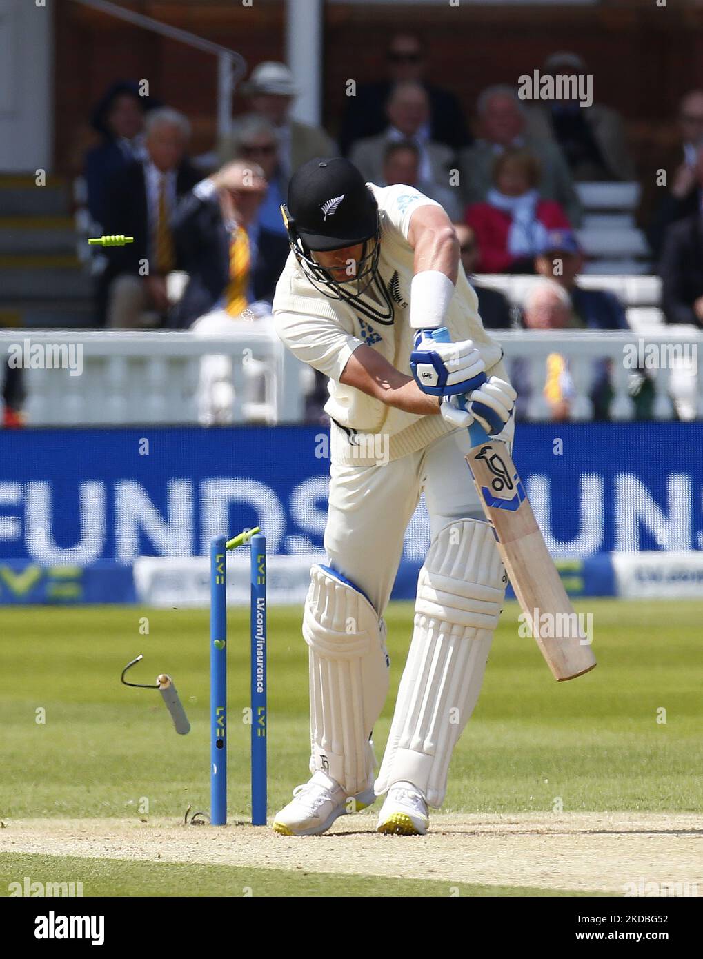 Kyle Jamieson della Nuova Zelanda si inchinò fuori da Stuart Broad (Nottinghamshire)durante IL TEST DI ASSICURAZIONE SERIE 1st Test, giorno 3, (giorno 3 di 5) tra l'Inghilterra contro la Nuova Zelanda a Lord's Cricket Ground, Londra il 04th giugno , 2022 (Foto di Action Foto Sport/NurPhoto) Foto Stock