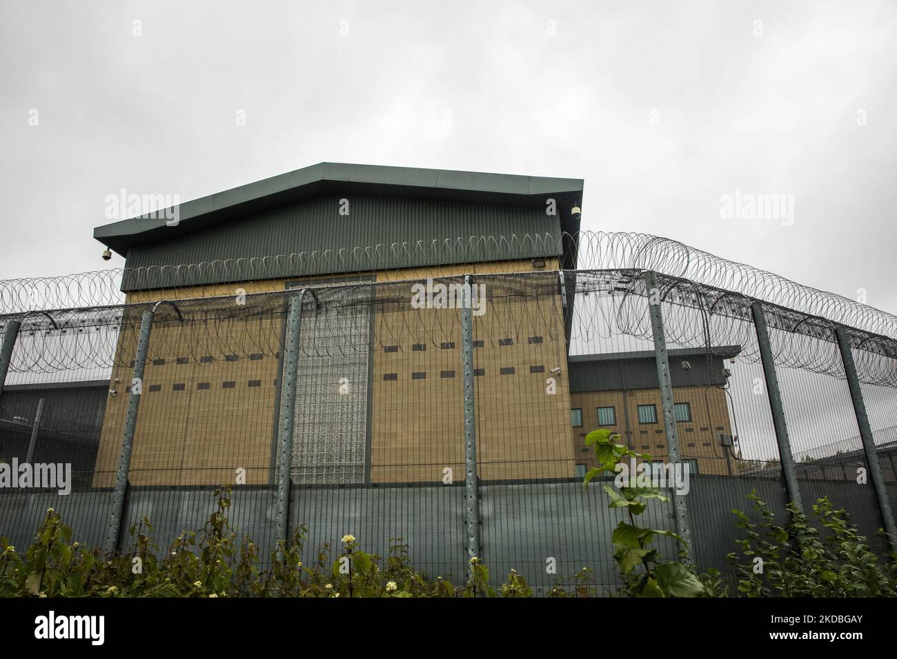 Harmondsworth, Regno Unito. 5th Novembre 2022. L'ala Colnbrook dell'Heathrow Immigration Removal Centre è raffigurata il giorno di un disturbo che ha seguito una sostanziale interruzione dell'energia elettrica. Secondo i rapporti, un gruppo di detenuti ha lasciato le loro stanze nelle prime ore del mattino ed è entrato in un cortile armato di armi. Nessuno è stato ferito durante il disturbo al centro di detenzione gestito da Mitie. La polizia, compresi la polizia antisommossa, i vigili del fuoco e i servizi carcerari sono stati assistiti. Alcuni detenuti sono stati delocalizzati. Credit: Notizie dal vivo di Mark Kerrison/Alamy Foto Stock