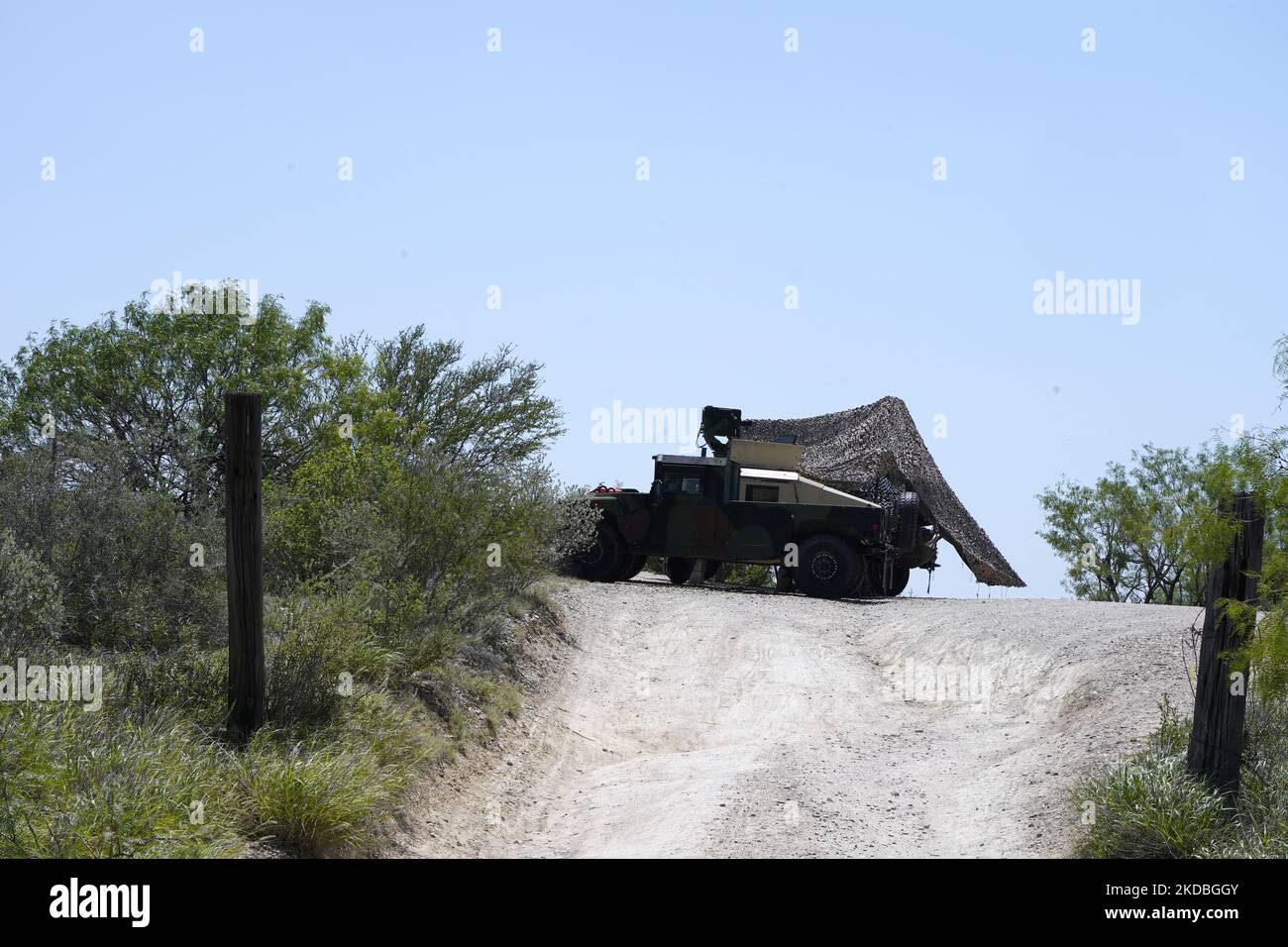 Un HUMVEE militare con la Guardia Nazionale del Texas è posizionato lungo l'area di attraversamento del Rio Grnade migrnat il 29 maggio 2022 a Roma, Texas, USA. La regola prevede che i casi ammissibili all'asilo siano accelerati in mesi piuttosto che in anni, nel tentativo di alleviare il ritardo dei procedimenti giudiziari. Il titolo 42, il mandato dell’era Trump che era stato stabilito per impedire ai migranti di entrare negli Stati Uniti, Doveva scadere il 23 maggio, ma è stato bloccato da una causa intentata da diversi stati che citavano che la mossa di abbattere la legge “non è riuscita a soddisfare gli standard stabiliti dalla legge sulla procedura amministrativa” e che non esiste Foto Stock