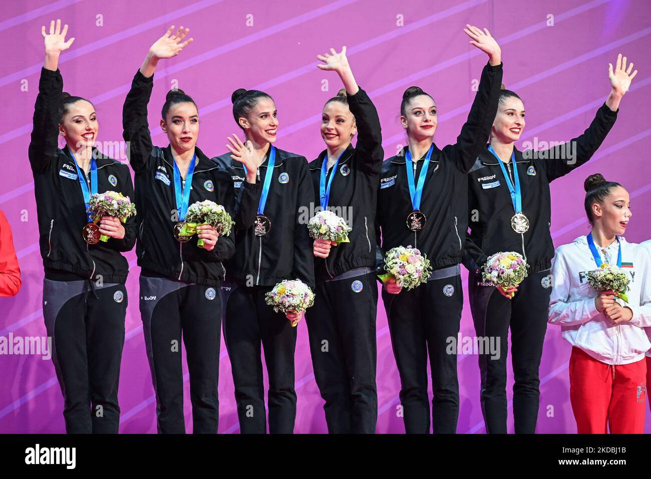 Italia (ITA) team di gruppo durante la cerimonia di premiazione durante la Ginnastica Rhythmic Gymnastics FIG World Cup 2022 il 03 giugno 2022 all'Arena Vitrifrigo di Pesaro (Photo by Gianluca Ricci/LiveMedia/NurPhoto) Foto Stock