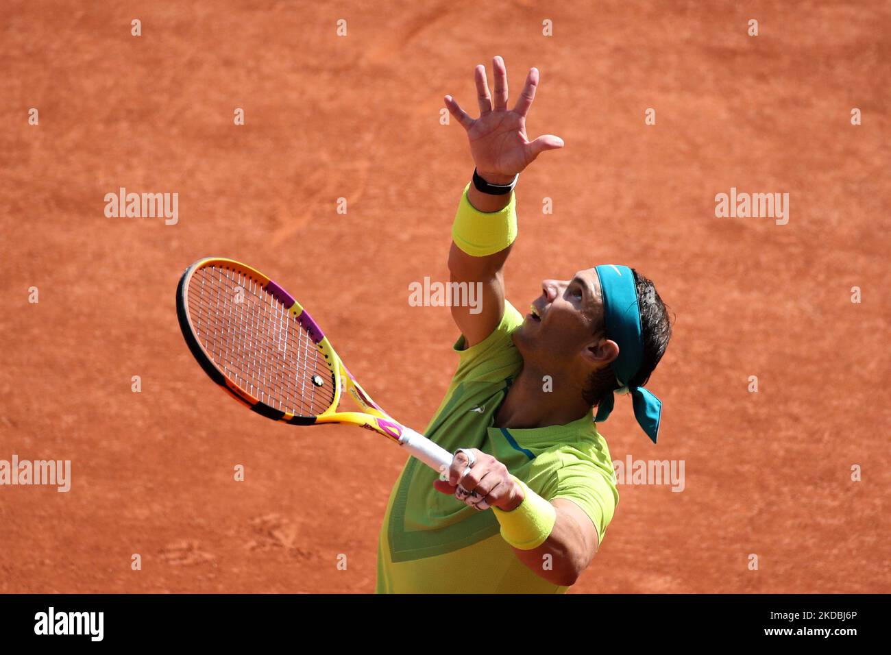 Il Rafael Nadal spagnolo serve la palla al Casper Ruud norvegese durante la partita di tennis finale maschile presso il campo di Philippe Chatrier il giorno 15 del torneo di tennis francese Roland Garros 2022 Open. (Foto di Ibrahim Ezzat/NurPhoto) Foto Stock