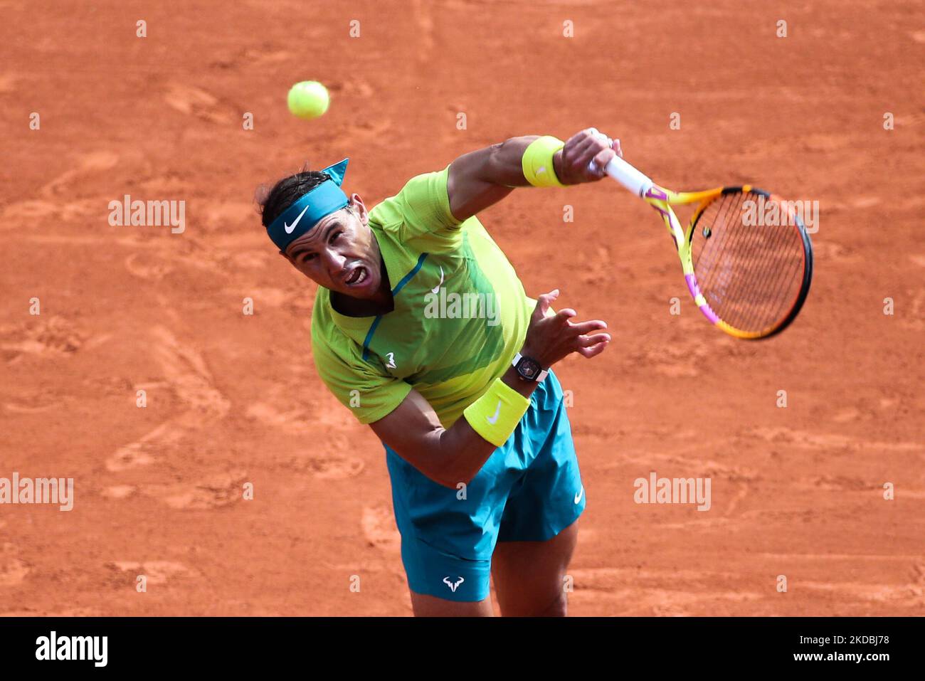 Il Rafael Nadal spagnolo serve la palla al Casper Ruud norvegese durante la partita di tennis finale maschile presso il campo di Philippe Chatrier il giorno 15 del torneo di tennis francese Roland Garros 2022 Open. (Foto di Ibrahim Ezzat/NurPhoto) Foto Stock