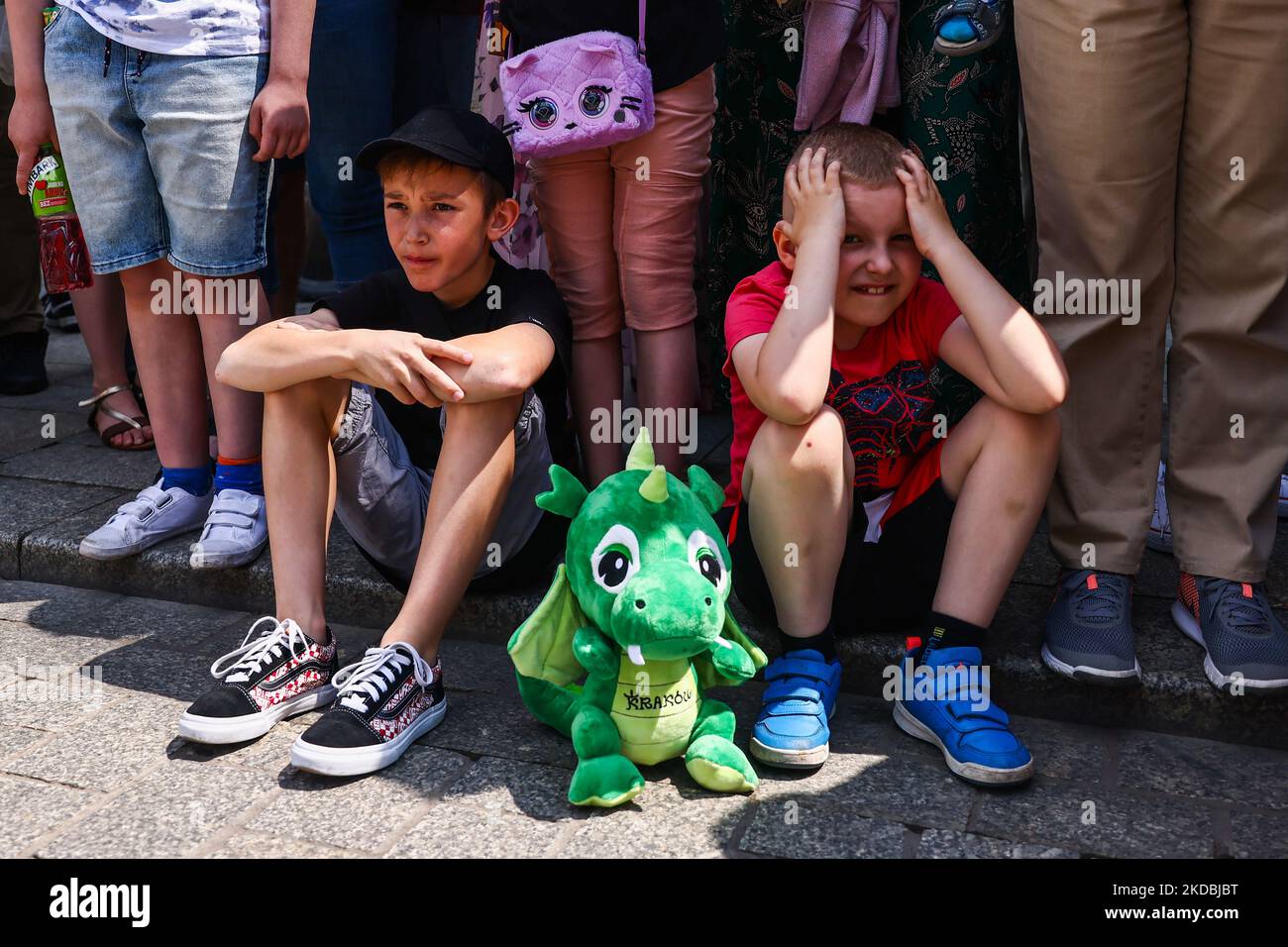 I bambini hanno partecipato alla Grande Parata del Drago del 21st, che si tiene nella Città Vecchia di Cracovia, in Polonia, il 5th giugno 2022. La sfilata annuale del Grande Drago comprende più di mille partecipanti, soprattutto bambini, che partecipano al colorato evento pieno di varie creature drago. (Foto di Beata Zawrzel/NurPhoto) Foto Stock