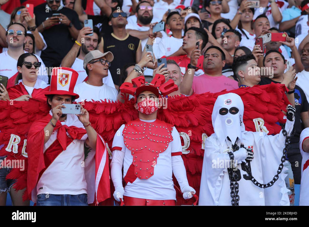 I sostenitori peruviani durante la amichevole partita tra Perù e Nuova Zelanda, si sono esibiti presso lo Stadio RCDE di Barcellona, il 05th giugno 2022. (Foto di Joan Valls/Urbanandsport /NurPhoto) Foto Stock