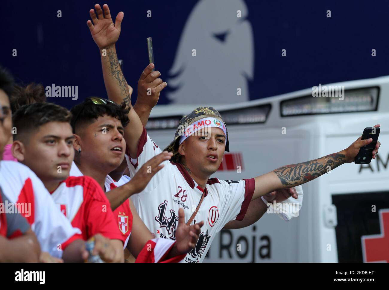 I sostenitori peruviani durante la amichevole partita tra Perù e Nuova Zelanda, si sono esibiti presso lo Stadio RCDE di Barcellona, il 05th giugno 2022. (Foto di Joan Valls/Urbanandsport /NurPhoto) Foto Stock