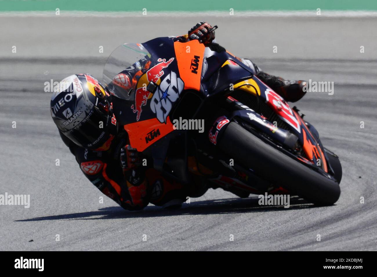 Miguel Oliveira, dal Portogallo, è in sella alla sua moto Red Bull KTM Factory Racing sul Moto GP di Catalunya il 5 giugno 2022 a Barcellona. (Foto di Joan Cros/NurPhoto) Foto Stock