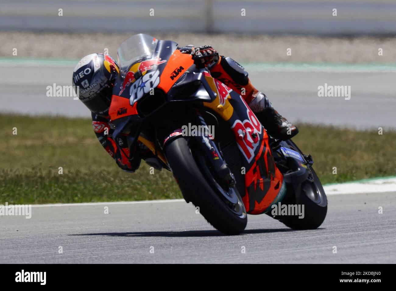 Miguel Oliveira, dal Portogallo, è in sella alla sua moto Red Bull KTM Factory Racing sul Moto GP di Catalunya il 5 giugno 2022 a Barcellona. (Foto di Joan Cros/NurPhoto) Foto Stock