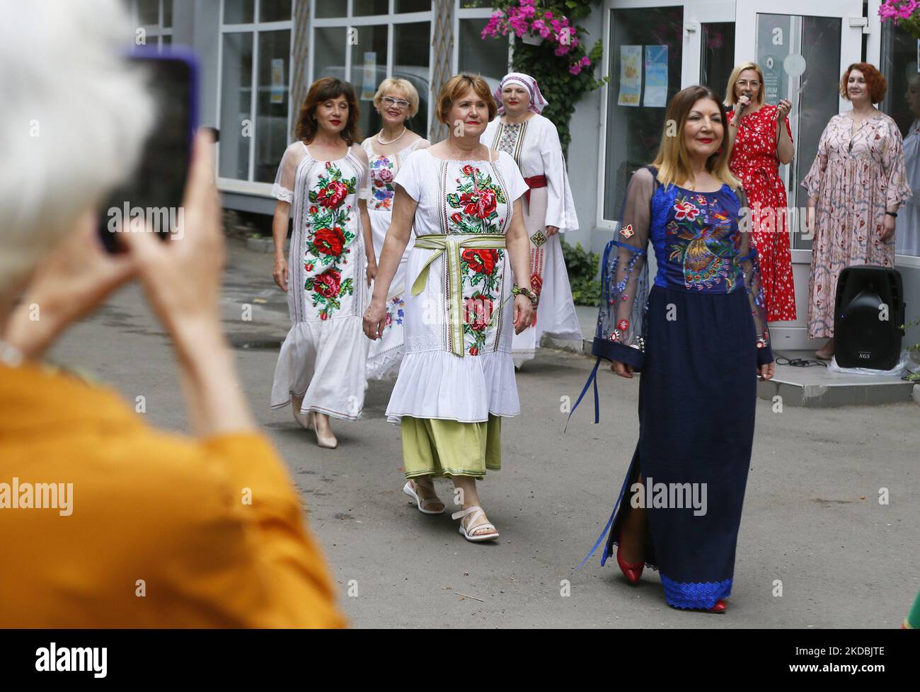 Età Ucraina più i modelli che indossano abiti ricamati tradizionali mostrano una collezione etnica 'Our Ivanka' della designer Ucraina Natlia Datzko, in mezzo all'invasione russa dell'Ucraina, a Odesa, Ucraina 5 giugno 2022. La sfilata di moda è stata organizzata dall'Institute of Modern Ladies, il cui co-fondatore ha osservato che in un momento così difficile, tali eventi sono molto importanti per elevare lo spirito delle donne, come hanno informato i media locali. Modelli sfilati in abiti unici con motivi nazionali come elementi di ricamo a mano, nastri, treccia, pizzo e altre decorazioni nazionali. (Foto di Str/NurPhoto) Foto Stock