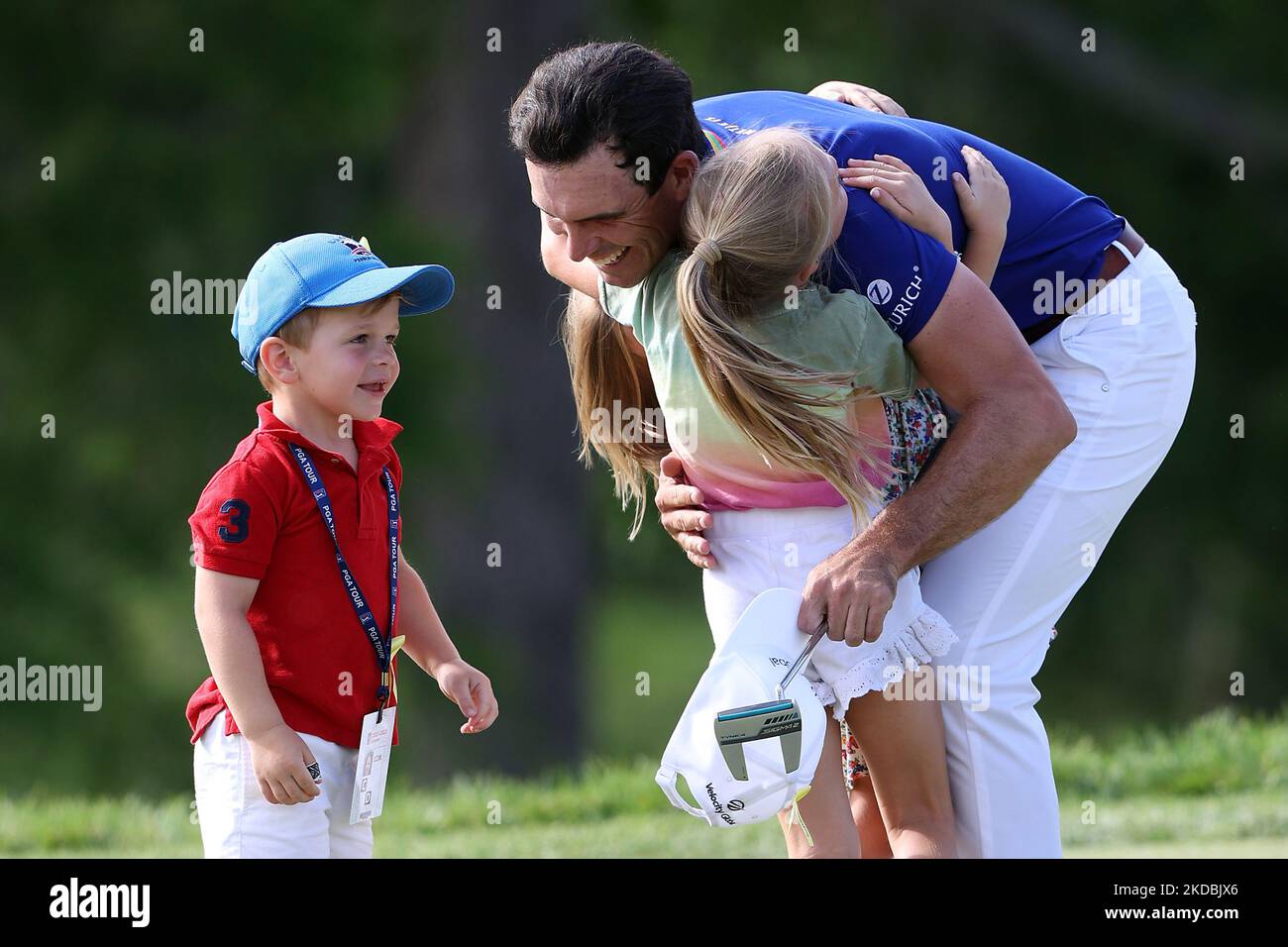 Billy Horschel degli Stati Uniti festeggia con la sua famiglia dopo aver vinto il torneo commemorativo presentato da Workday al Muirfield Village Golf Club di Dublino, Ohio, USA domenica 5 giugno 2022. (Foto di Jorge Lemus/NurPhoto) Foto Stock