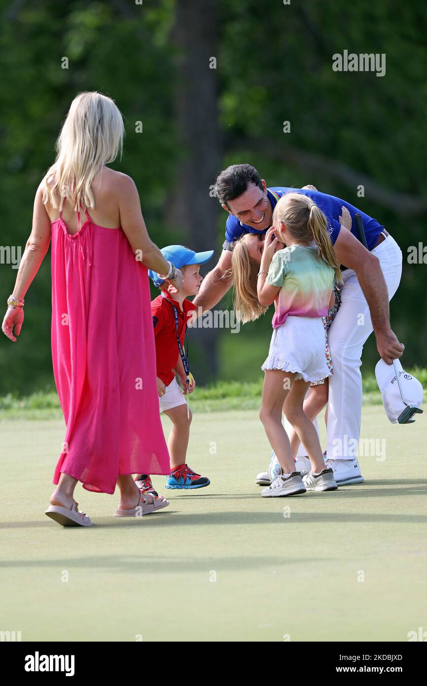 Billy Horschel degli Stati Uniti festeggia con la sua famiglia dopo aver vinto il torneo commemorativo presentato da Workday al Muirfield Village Golf Club di Dublino, Ohio, USA domenica 5 giugno 2022. (Foto di Jorge Lemus/NurPhoto) Foto Stock