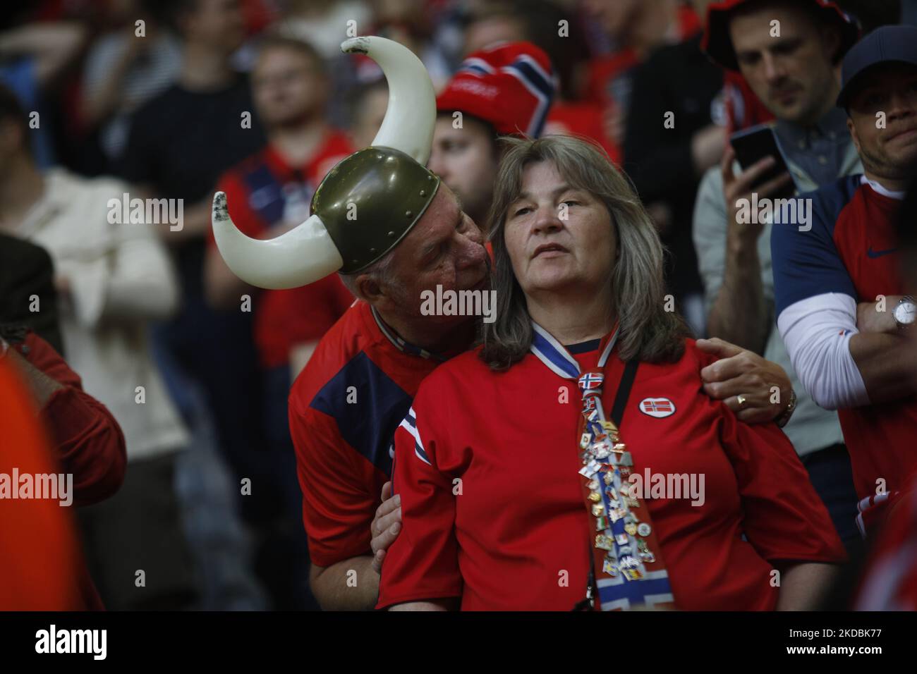 Tifosi della Norvegia durante la partita di calcio di domenica nella Nations League, divisione B, gruppo 4, tra Svezia e Norvegia allo Stadio Friends Arena di Solna. (Foto di Reinaldo Ubilla/NurPhoto) Foto Stock