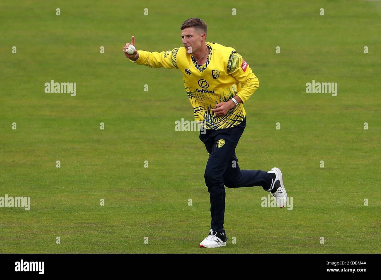 Il Brydon Carse di Durham festeggia dopo aver catturato Lewis McManus al largo di Andrew Tye durante il Vitality T20 Blast Match tra il Durham County Cricket Club e il Northamptonshire County Cricket Club presso il Seat Unique Riverside, Chester le Street, domenica 5th giugno 2022. (Foto di Mark Fletcher/MI News/NurPhoto) Foto Stock