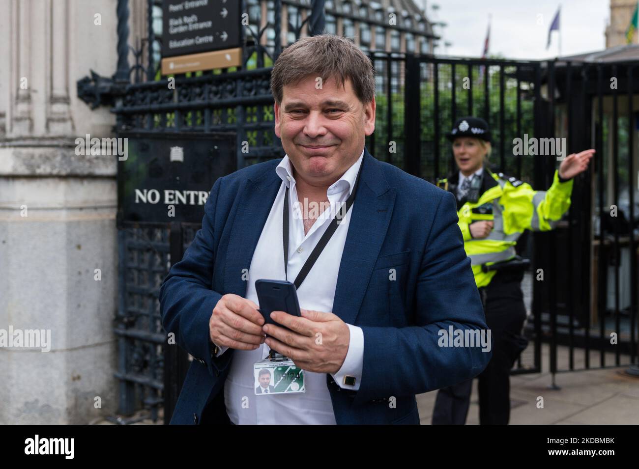 LONDRA, REGNO UNITO - 06 GIUGNO 2022: Il deputato del Tory Andrew Bridgen lascia le Camere del Parlamento mentre i deputati del Partito conservatore lanciano le loro urne in un voto di fiducia nel primo Ministro Boris Johnson il 06 giugno 2022 a Londra, Inghilterra. Il voto di fiducia è stato attivato dopo che almeno 54 deputati hanno presentato le loro lettere di sfiducia nei confronti di Boris Johnson a Sir Graham Brady, presidente del comitato conservatore del 1922, dopo la pubblicazione della relazione di sue Gray nei partiti che violano le regole di blocco di Covid a Downing Street. (Foto di Wiktor Szymanowicz/NurPhoto) Foto Stock