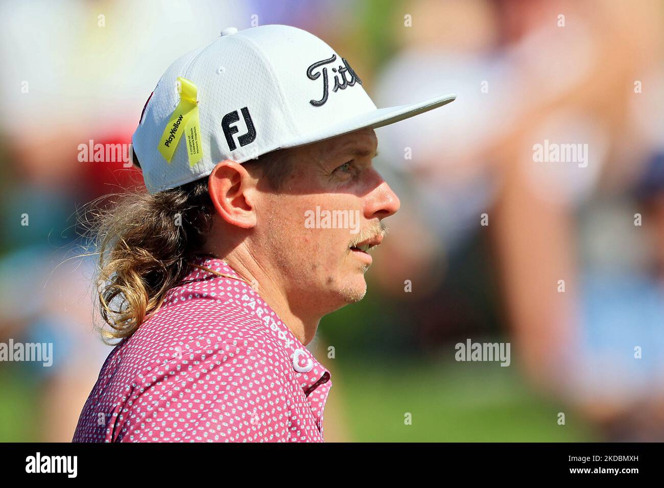 Cameron Smith of Australia cammina sul green del 17th indossando un nastro Play Yellow, un programma per i Children’s Miracle Network Hospitals sul suo tetto durante l’ultimo round del Torneo commemorativo presentato da Workday al Muirfield Village Golf Club di Dublino, Ohio, USA, domenica 5 giugno, 2022. (Foto di Amy Lemus/NurPhoto) Foto Stock