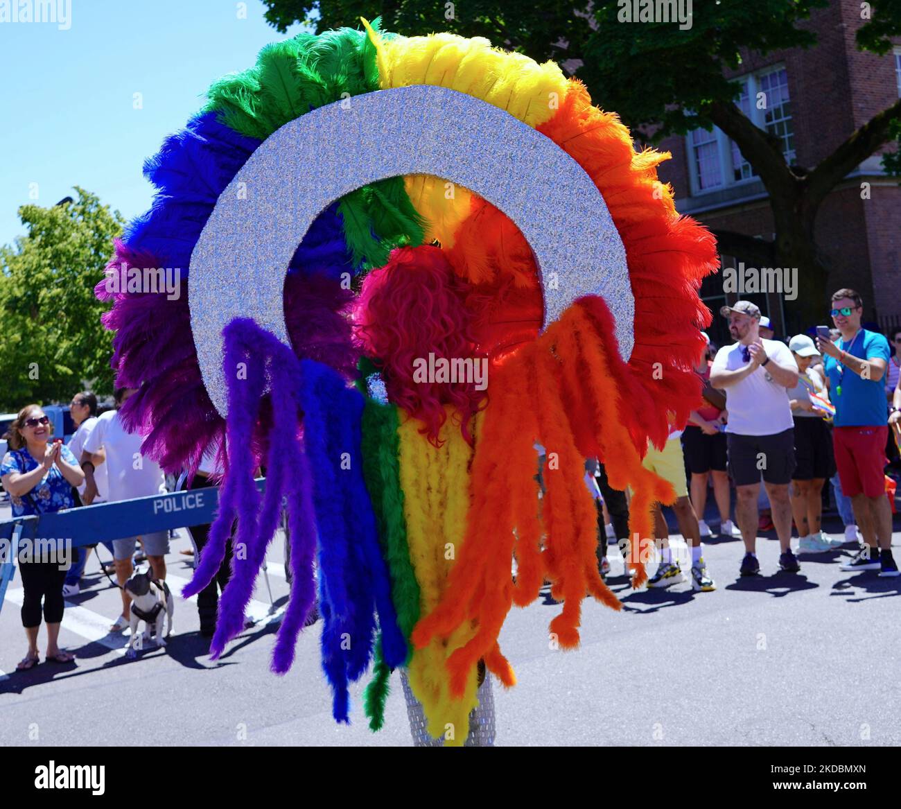Dopo due anni di assenza a causa della pandemia, la Queens Pride Parade si è rivolta a Jackson Heights, nelle Queens domenica 5 giugno 2022 e millidani di una folla gioiosa e funzionari eletti hanno partecipato al 30th° anniversario della parata. (Foto di Selcuk Acar/NurPhoto) Foto Stock