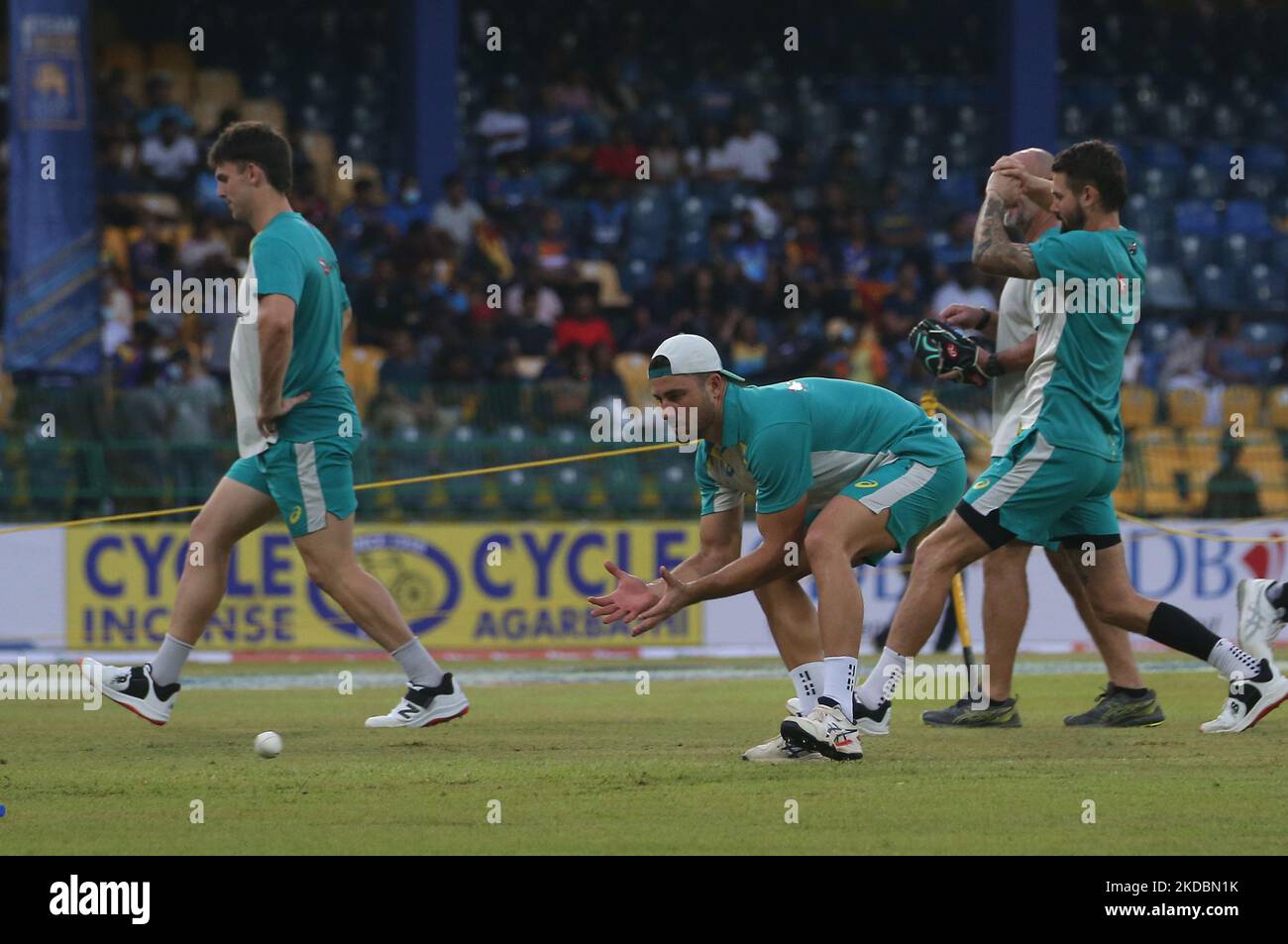 I giocatori australiani si scaldano prima della partita del 1st nella serie internazionale T20 tra Sri Lanka e Australia allo stadio R. Premadasa di Colombo, Sri Lanka, il 07 giugno 2022. (Foto di Pradeep Dambarage/NurPhoto) Foto Stock