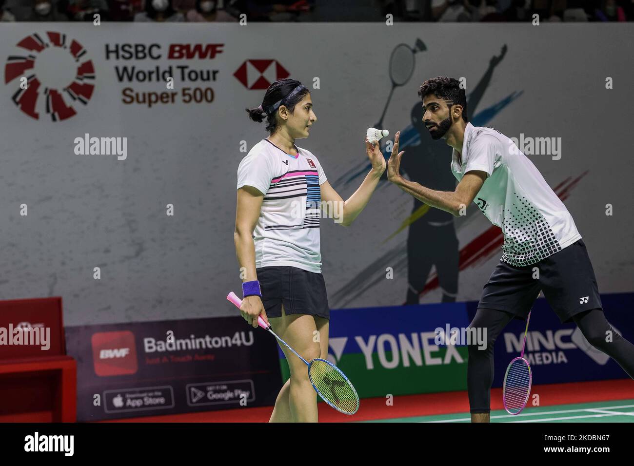 Sumeeth e Ashwini Ponnappa dell'India si sfidano nella partita di qualificazione Mixed Doubles contro Saori Ozaki e Yujiro Nishikawa del Giappone il primo giorno dei Daihatsu Indonesia Masters a Istora Senayan il 7 giugno 2022 a Giacarta, Indonesia. (Foto di Garry Lotulung/NurPhoto) Foto Stock