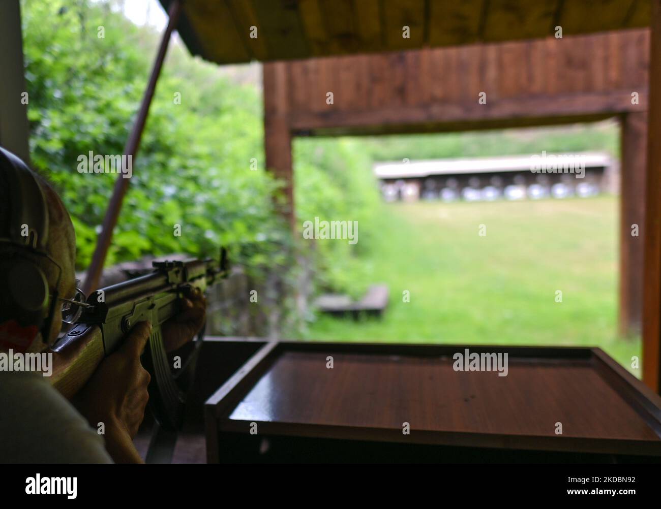 Un uomo che pratica il fucile Kalashnikov sparando da una pistola al poligono di tiro Krzysztof Solarski LOK HTS di Cracovia. Martedì 07 giugno 2022 a Cracovia, Polonia. (Foto di Artur Widak/NurPhoto) Foto Stock