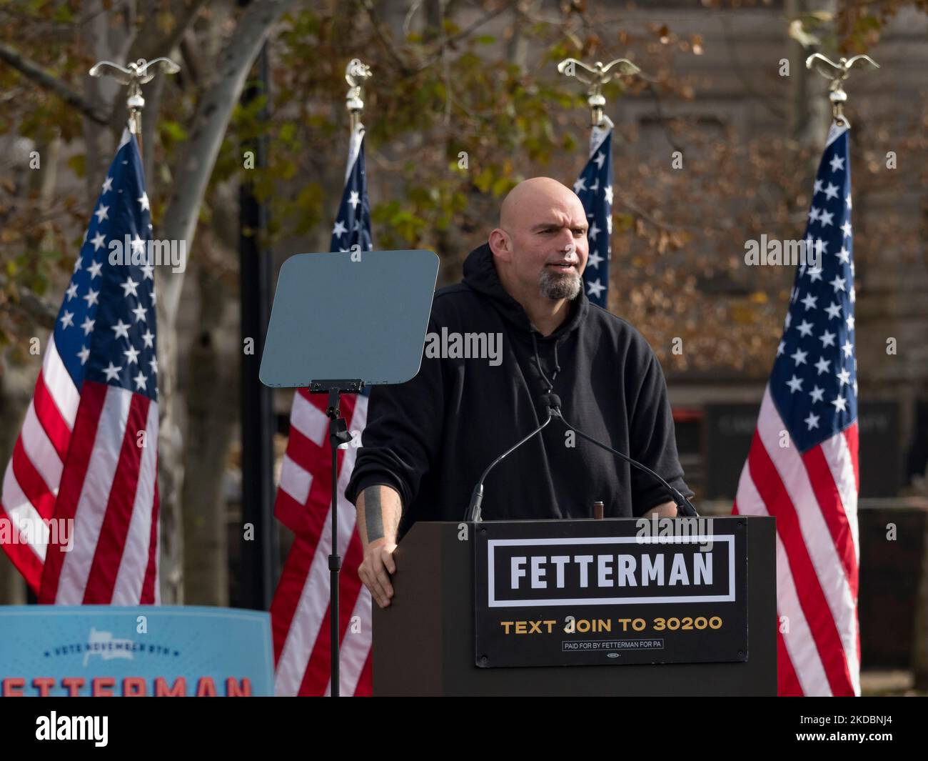 Pittsburgh, Pennsylvania, Stati Uniti. 5th Nov 2022. Il candidato del Senato degli Stati Uniti John Fetterman raduna i suoi sostenitori per andare a votare. (Credit Image: © sue Dorfman/ZUMA Press Wire) Foto Stock