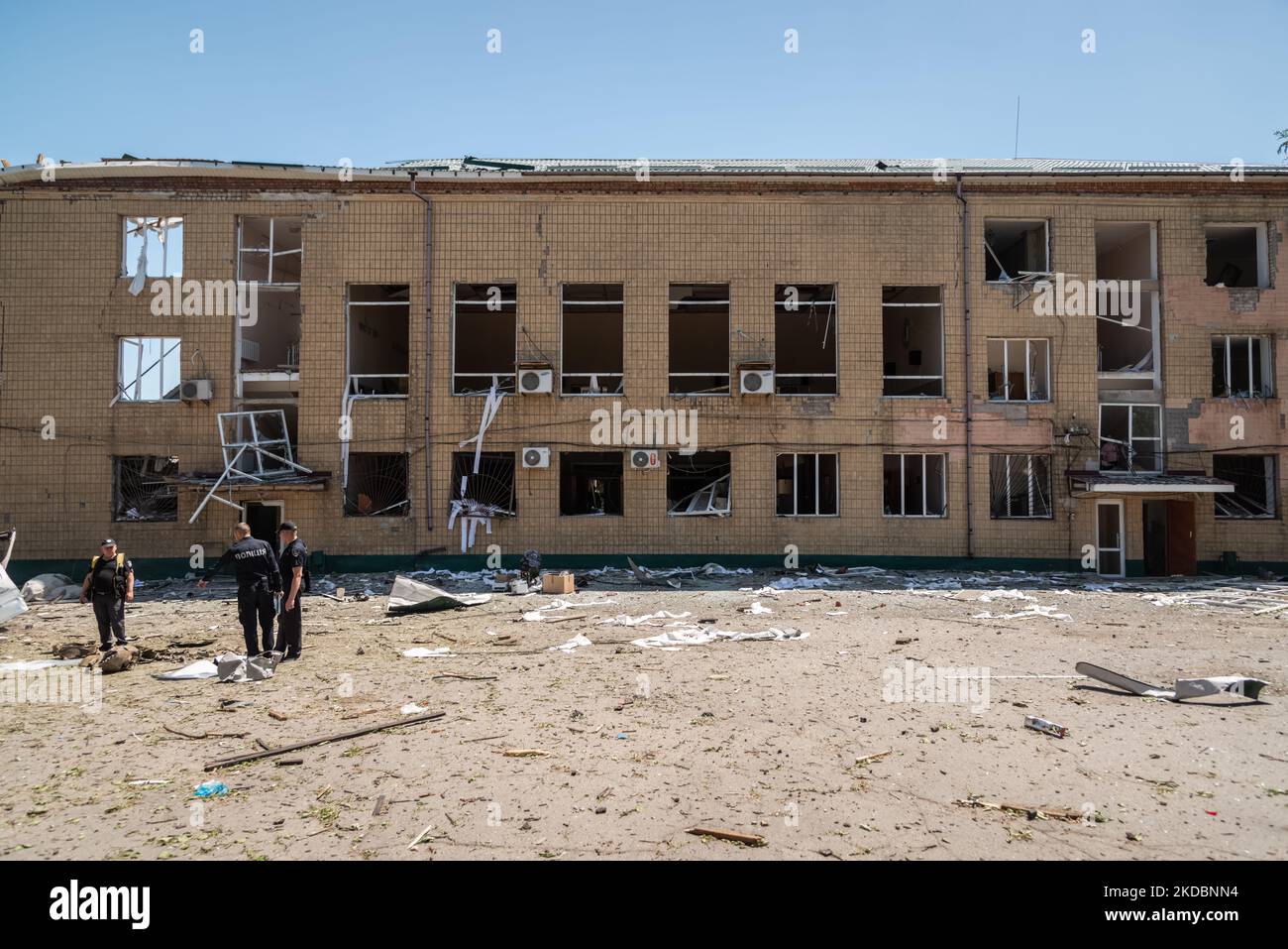 I membri della polizia locale sono visti documentare e raccogliere materiali nella zona dell'edificio amministrativo, colpito ieri sera da un Kalibr, un razzo russo, nel centro della città di Bastanka, Ucraina, 2022-06-07. (Foto di Matteo Placucci/NurPhoto) Foto Stock