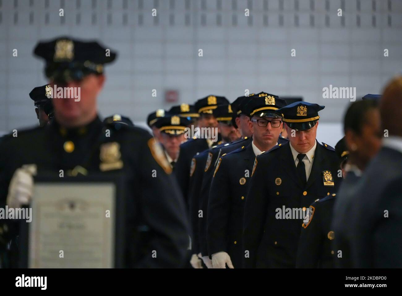 NEW YORK, NY - 7 GIUGNO: Il sindaco di New York Eric Adams e il commissario della polizia di New York Keechant Sewell premiano le medaglie ai destinatari e alle loro famiglie alla cerimonia della Giornata della medaglia del Dipartimento della polizia di New York il 7 giugno 2022 a Queens, New York City, USA. La Giornata della medaglia onora gli illustri ufficiali che hanno rischiato la vita per la pubblica sicurezza e per proteggere la vita degli altri ufficiali. (Foto di John Nacion/NurPhoto) Foto Stock