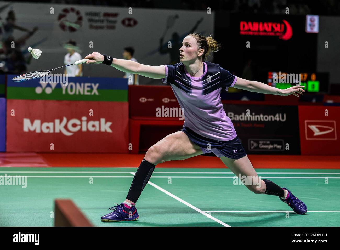 La linea Højmark Kjærsfeldt della Danimarca compete nella partita femminile del secondo turno contro Saena Kawakami del Giappone il terzo giorno dei Daihatsu Indonesia Masters a Istora Senayan il 9 giugno 2022 a Giacarta, Indonesia. (Foto di Garry Lotulung/NurPhoto) Foto Stock