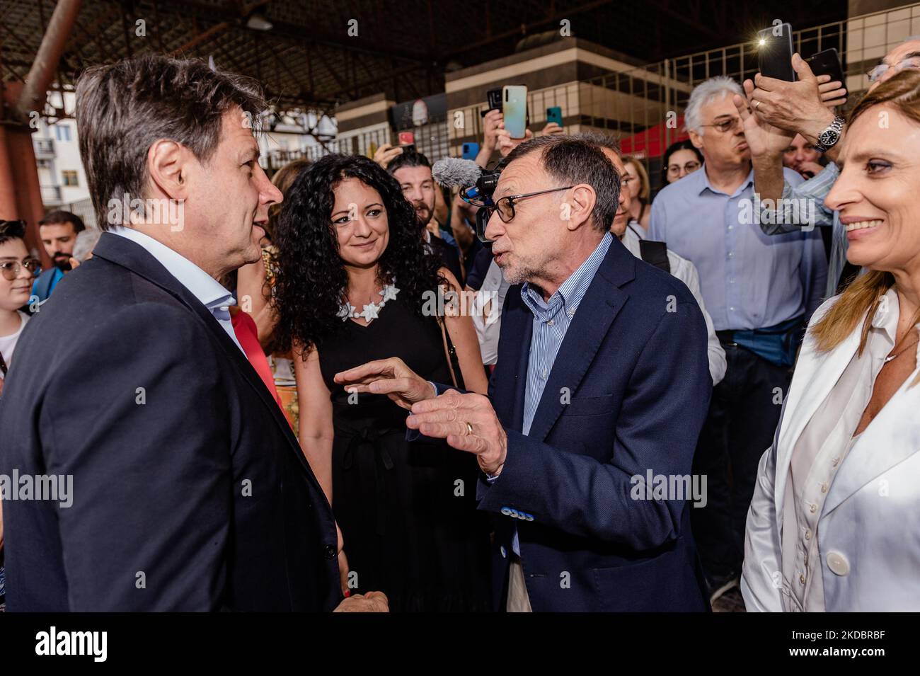 L'ex primo Ministro Giuseppe Conte, a sostegno della candidatura di Drago, saluta il candidato sindaco Lillino Drago in Piazza Gramsci a Molfetta il 9 giugno 2022. La campagna elettorale di Lillino Drago, uno dei quattro candidati sindaci di Molfetta, si è svolta oggi in Piazza Gramsci. Ospite speciale di quest'ultimo incontro, a sostegno della candidatura di Drago, Giuseppe Conte, ex presidente del consiglio ed esponente nazionale del movimento 5 Stelle. (Foto di Davide Pischettola/NurPhoto) Foto Stock