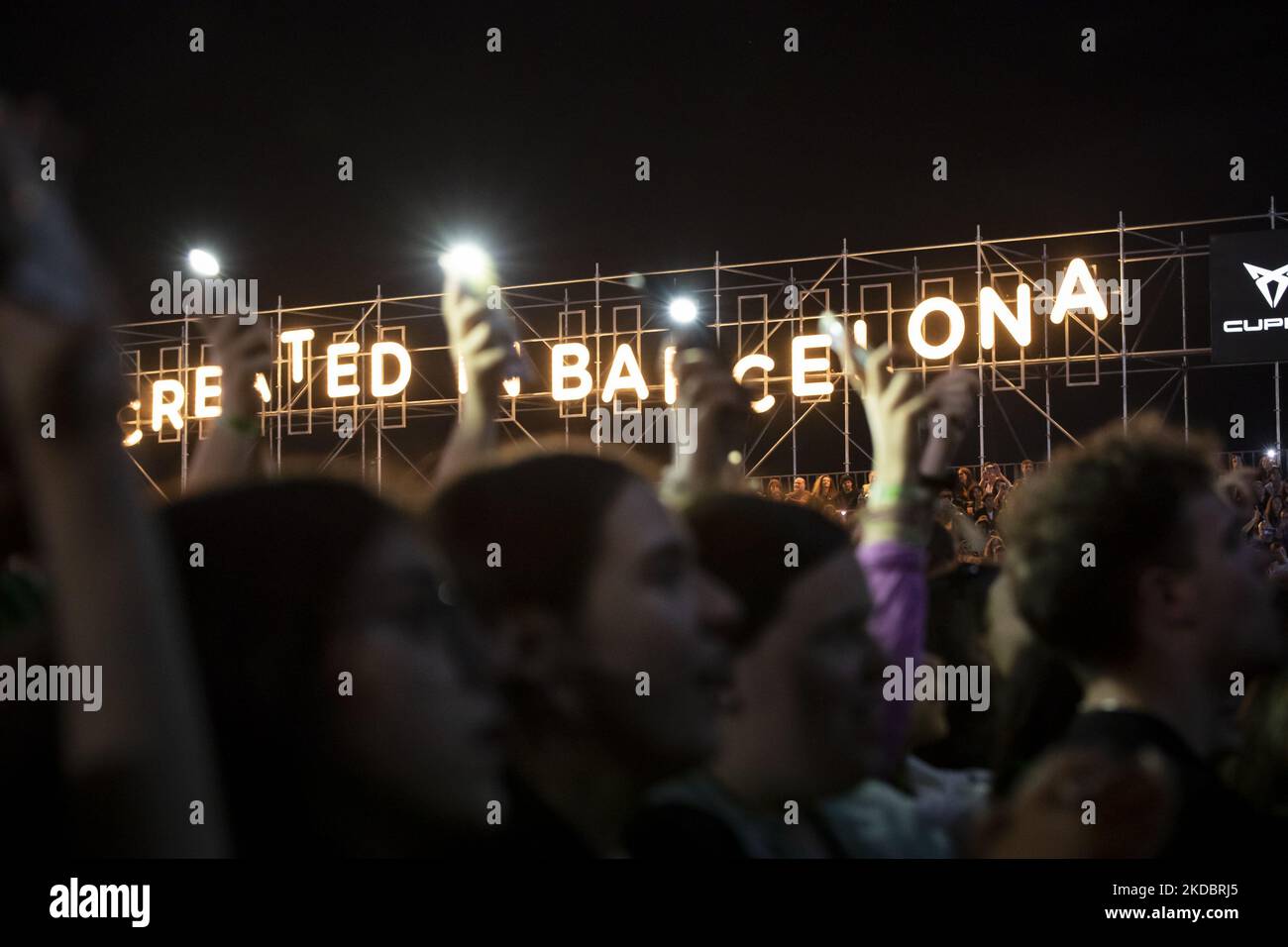 Un gruppo di persone durante il primo giorno di NosPrimavera Sound Porto, al Parque da Cidade, a Porto, il 9 giugno 2022, Porto, Portogallo. Primo giorno del festival Nos Primavera Sound Porto, che si svolge nel parco cittadino, a Porto, su 5 tappe diverse, in un'edizione di 3 giorni consecutivi, che inizia dal 9th giugno al 11th giugno 2022. (Foto di Rita Franca/NurPhoto) Foto Stock