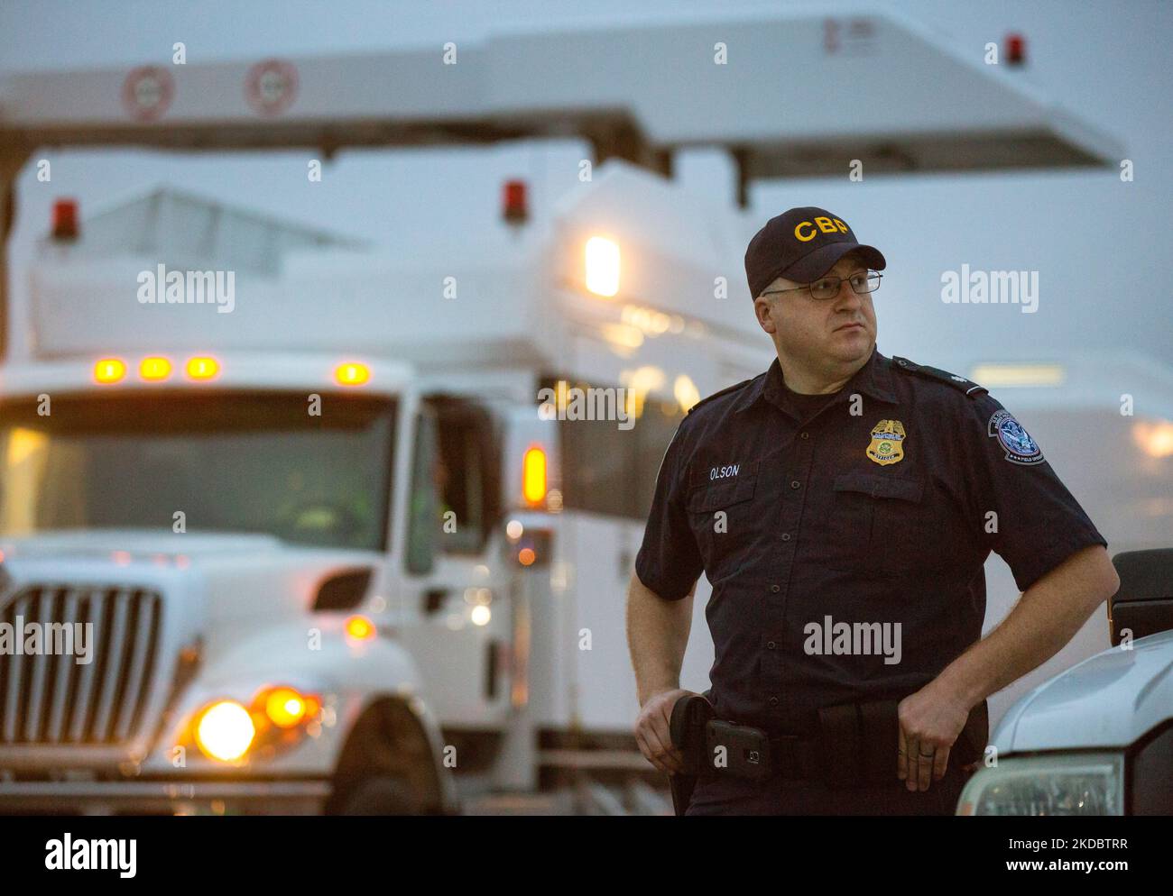 I funzionari dell'Ufficio delle operazioni sul campo della Dogana e della protezione delle frontiere degli Stati Uniti conducono ispezioni non invasive al porto di Boston prima dell'evento Sail Boston 2017, 17 giugno 2017. U.S. Customs and Border Protection Photo by Glenn Fawcett Foto Stock