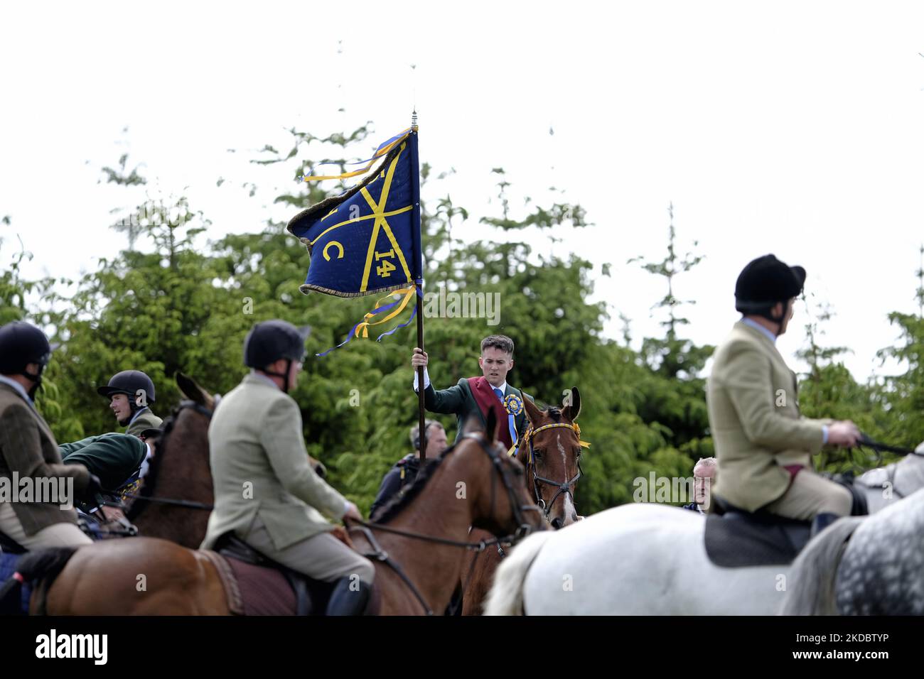 Davanti ai suoi sostenitori montati, quasi 200, che portano il Bussed Banner Blue, Hawick Cornet 2022, Greig Middlemass fiancheggiato da Right Hand Man, Connor Brunton [2019 Cornet], Left Hand Man, Gareth Renwick [2018 Cornet], dirigendosi verso il punto più lontano sulle Terre comuni, e il taglio cerimoniale della zolla. L'Hawick Common Riding è il primo dei confini comuni Ridings e celebra sia la cattura di una bandiera inglese, da parte dei giovani di Hawick alla schermaglia militare di Hornshole nel 1514 e l'antica usanza di cavalcare le marce o i confini della terra comune., a Hawick, Foto Stock