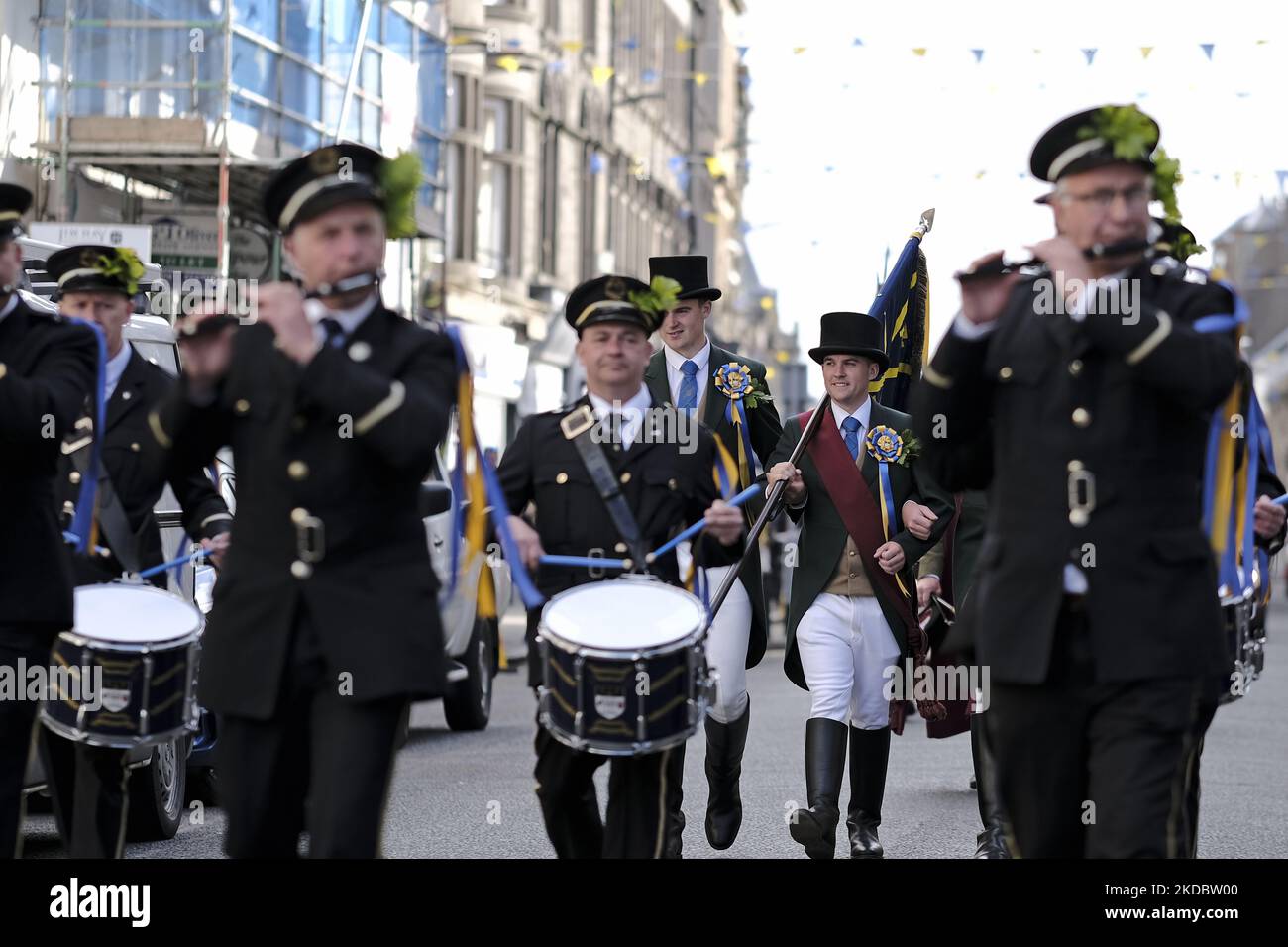 Hawick Cornet 2022, Greig Middlemass (al centro con bandiera), guidato dalla band Fife and Drums e accompagnato dai suoi uomini di sinistra e destra, in High Street. L'Hawick Common Riding è il primo dei confini del comune Riding e celebra sia la cattura di una bandiera inglese, da parte dei giovani di Hawick alla schermaglia militare di Hornshole nel 1514 e l'antica usanza di cavalcare le marce o i confini della terra comune, a Hawick, REGNO UNITO. 10.giu.2022. (Foto di Rob Gray/NurPhoto) Foto Stock