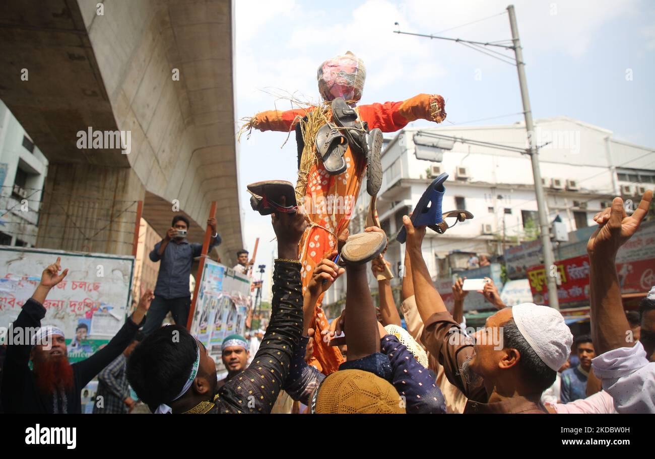 Migliaia di Musulmani si sono dimostrate all'incrocio di Paltan protestando contro le osservazioni offensive sul profeta Hazrat Muhammad (SM) da parte di due leader del Partito Bharatiya Janata, il partito politico nazionalista indù al governo in India. (Foto di Sony Ramany/NurPhoto) Foto Stock
