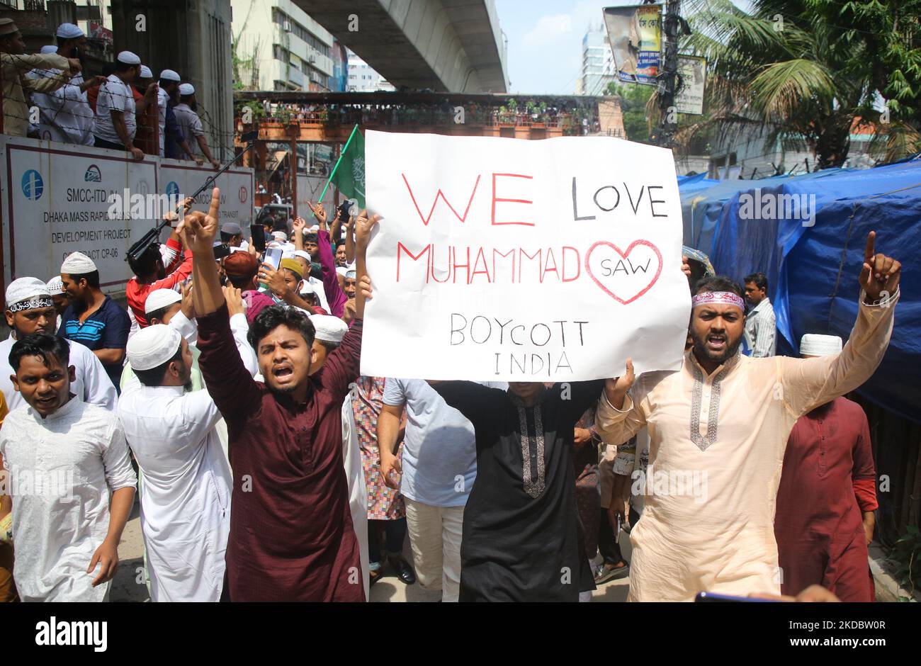 Migliaia di Musulmani si sono dimostrate all'incrocio di Paltan protestando contro le osservazioni offensive sul profeta Hazrat Muhammad (SM) da parte di due leader del Partito Bharatiya Janata, il partito politico nazionalista indù al governo in India. (Foto di Sony Ramany/NurPhoto) Foto Stock