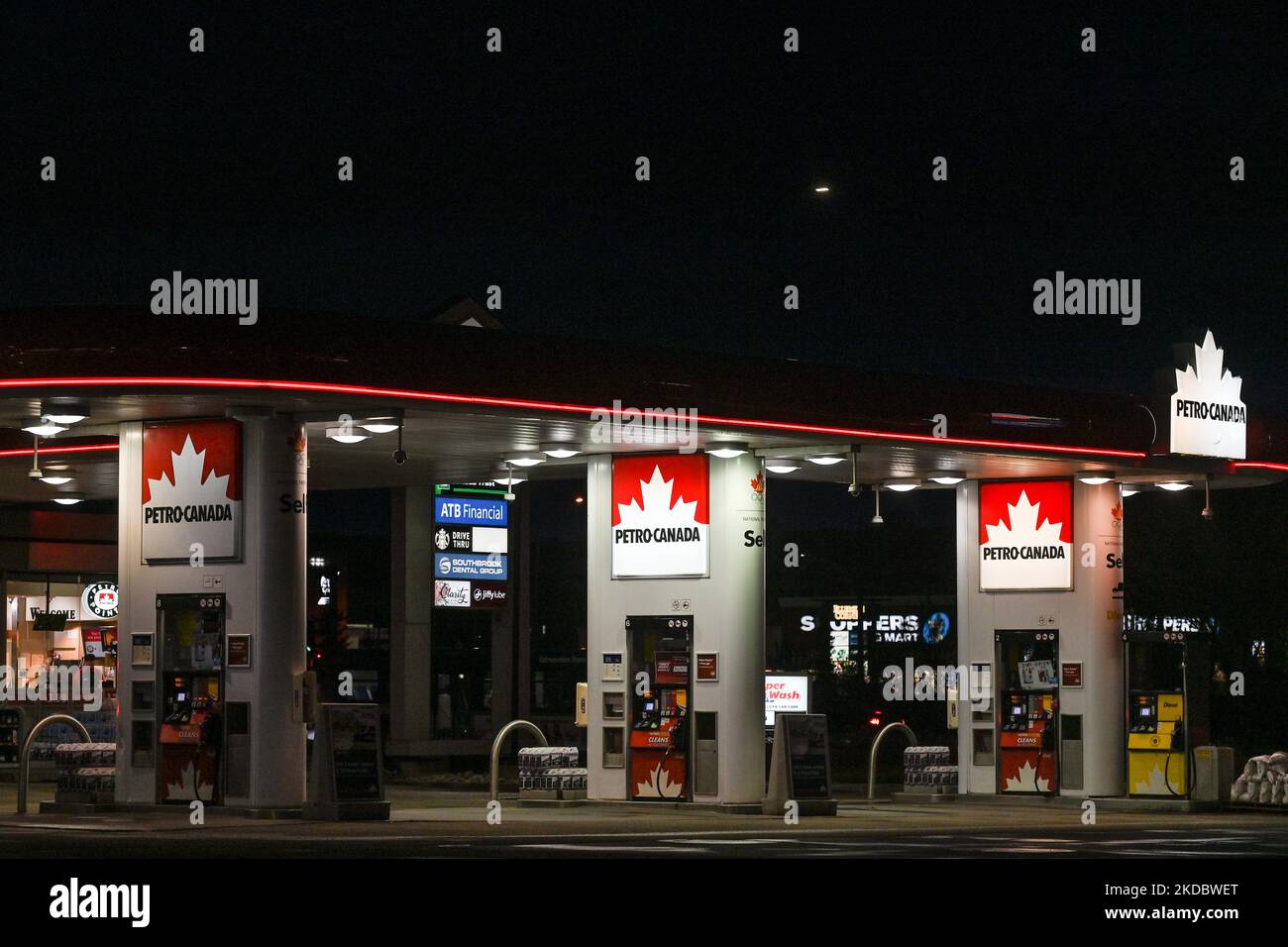 Logo Petro-Canada all'interno di una stazione di servizio nell'area di South Edmonton. Giovedì 19 maggio 2022, a Edmonton, Alberta, Canada. (Foto di Artur Widak/NurPhoto) Foto Stock