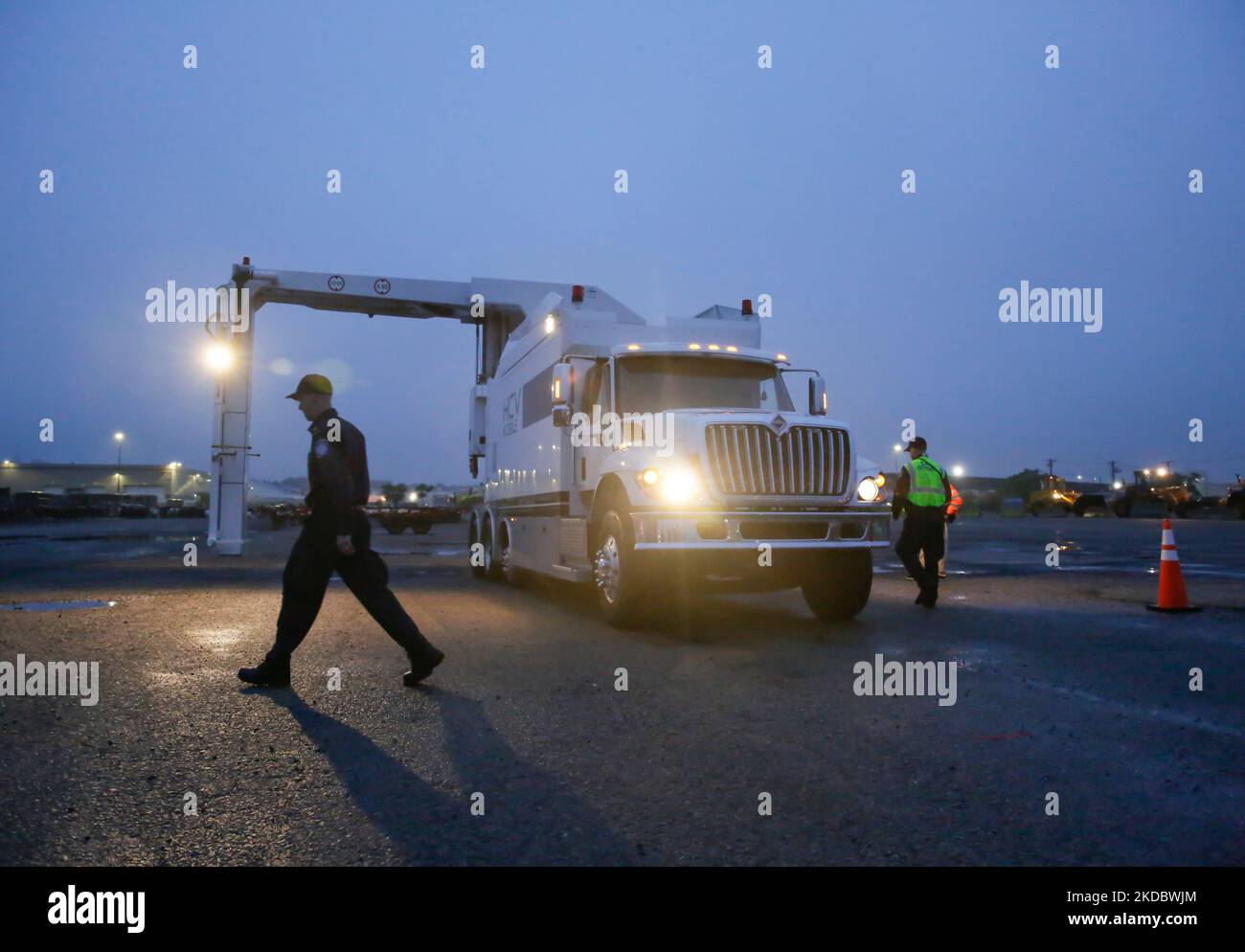 I funzionari dell'Ufficio delle operazioni sul campo della Dogana e della protezione delle frontiere degli Stati Uniti conducono ispezioni non invasive al porto di Boston prima dell'evento Sail Boston 2017, 17 giugno 2017. U.S. Customs and Border Protection Photo by Glenn Fawcett Foto Stock