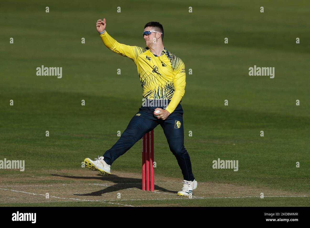 Liam Trevaskis of Durham Bowls durante la partita Vitality Blast T20 tra il Durham County Cricket Club e il Lancashire al Seat Unique Riverside, Chester le Street venerdì 10th giugno 2022. (Foto di will Matthews/MI News/NurPhoto) Foto Stock