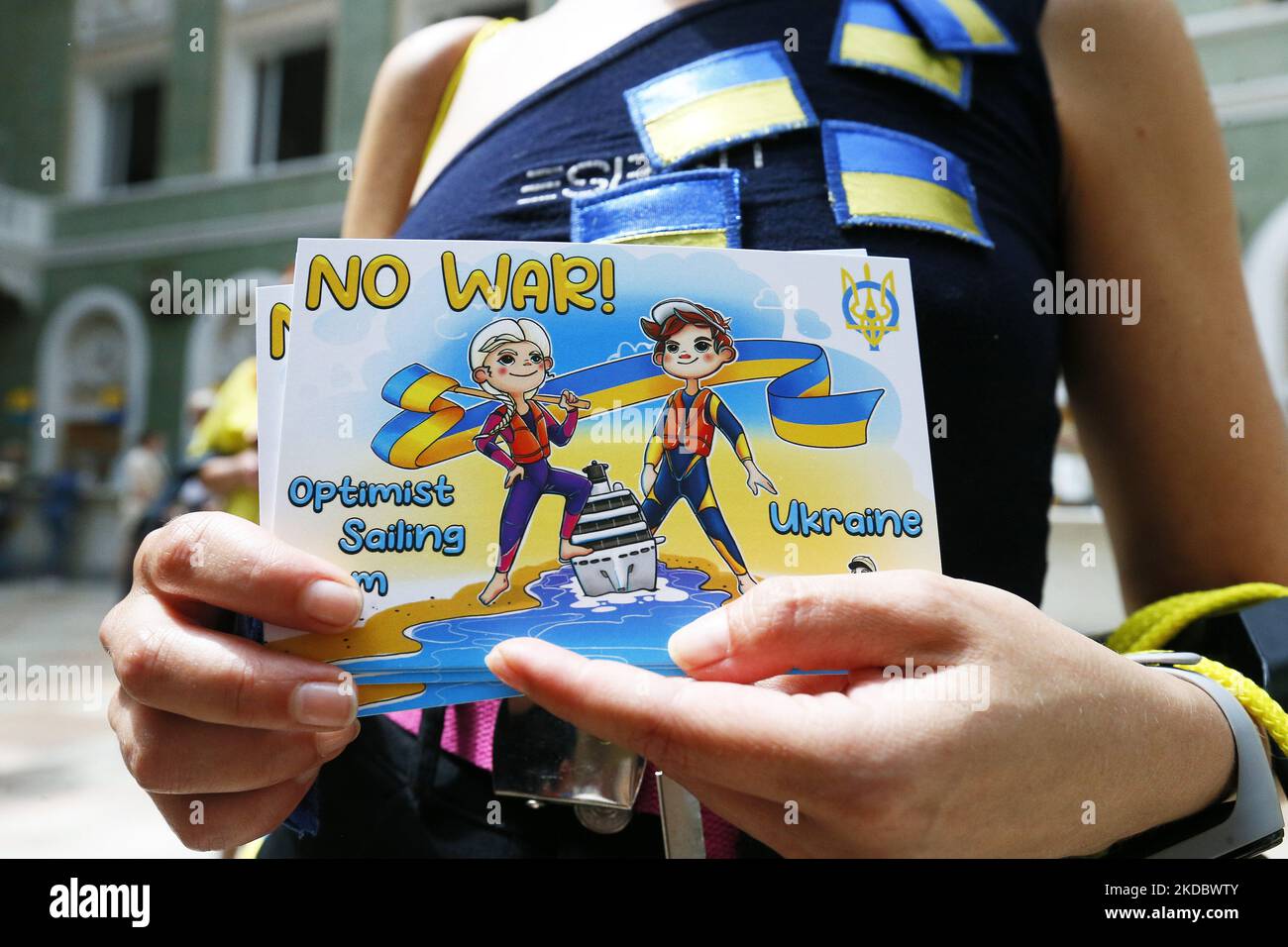 Una donna tiene una cartolina dedicata al blocco di uno yacht dell'uomo d'affari russo Roman Abramovich da parte della squadra Ucraina di atleti di bambini a Bodrum, durante la cancellazione di una nuova serie di francobolli commemorativi del servizio postale dedicati alla resistenza Ucraina, in mezzo all'invasione russa dell'Ucraina, Presso l'ufficio postale principale di Odesa, Ucraina 10 giugno 2022. Il nuovo set di francobolli postali ''Assol non è più lo stesso'' è un sequel non ufficiale di set di francobolli ucraini 'guerra russa - fatto!'. I francobolli sono emessi da un'iniziativa privata in edizione limitata in 400 pezzi e ha tr Foto Stock