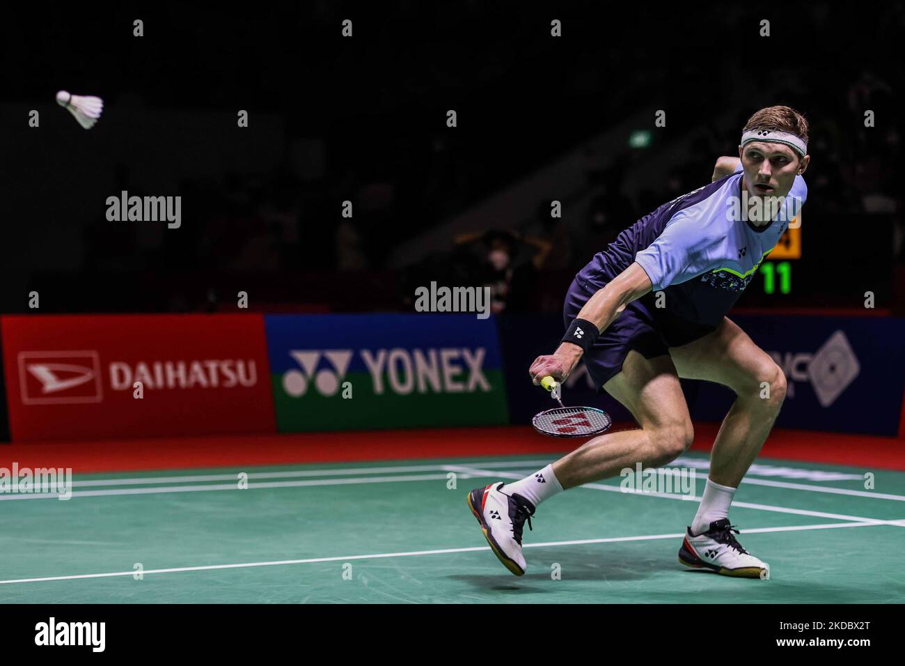 Viktor Axelsen di Danimarca gareggia nella semifinale maschile contro Anthony Sinisuka Ginting di Indonesia il quinto giorno dei Daihatsu Indonesia Masters a Istora Senayan il 11 giugno 2022 a Giacarta, Indonesia. (Foto di Garry Lotulung/NurPhoto) Foto Stock