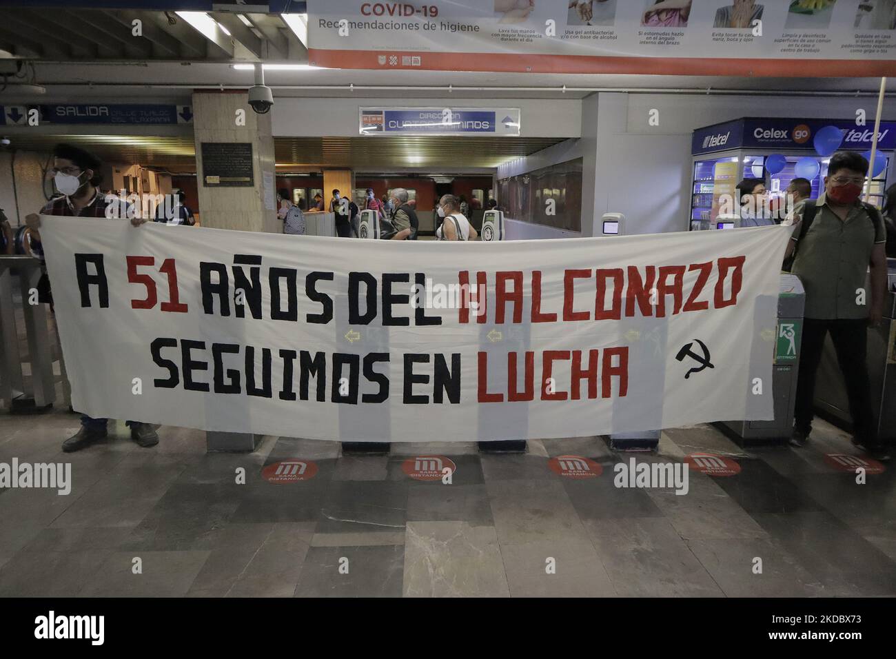 Un gruppo di studenti dimostra alla stazione della metropolitana normale a Città del Messico, prima della marcia da casco de Santo Tomás alla Zócalo della capitale per chiedere giustizia per il massacro del Corpus Giovedì, che ha 51 anni. (Foto di Gerardo Vieyra/NurPhoto) Foto Stock